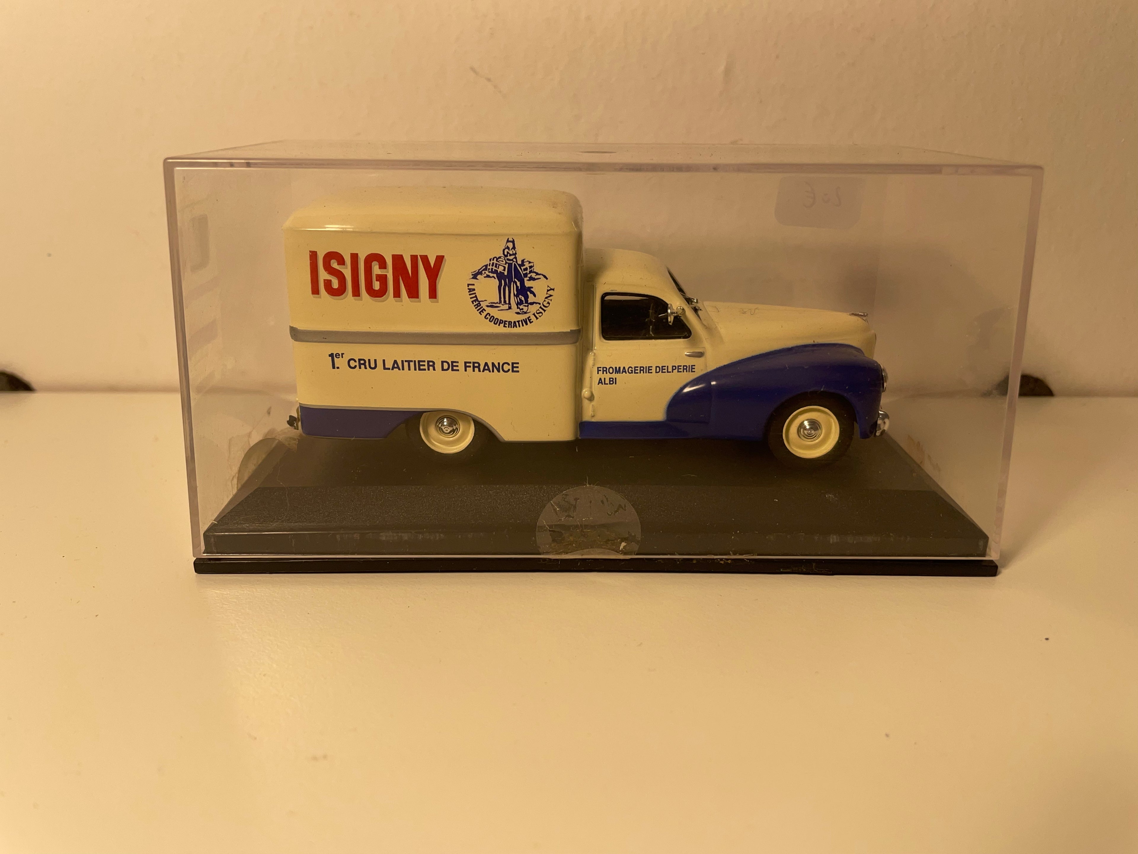 Peugeot 203 U8 beige (creme) und blau von 1953 mit ISIGNY-Werbung