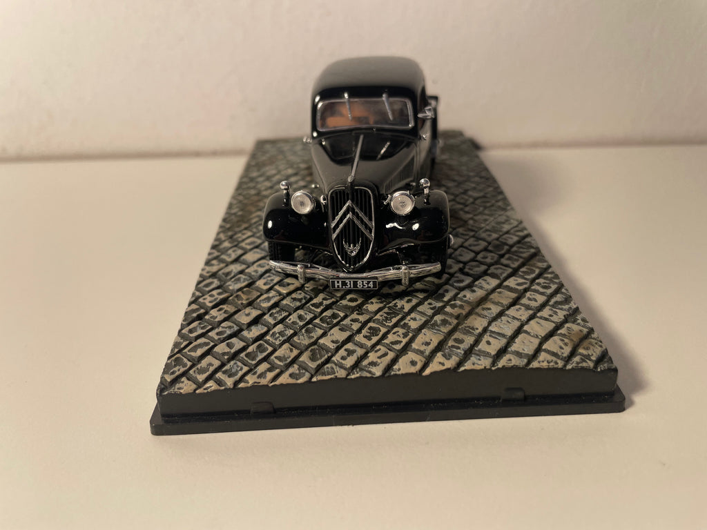 Citroën Traction avant noir - JAMES BOND - BONS BAISERS DE RUSSIE (De Russland mat Léift)