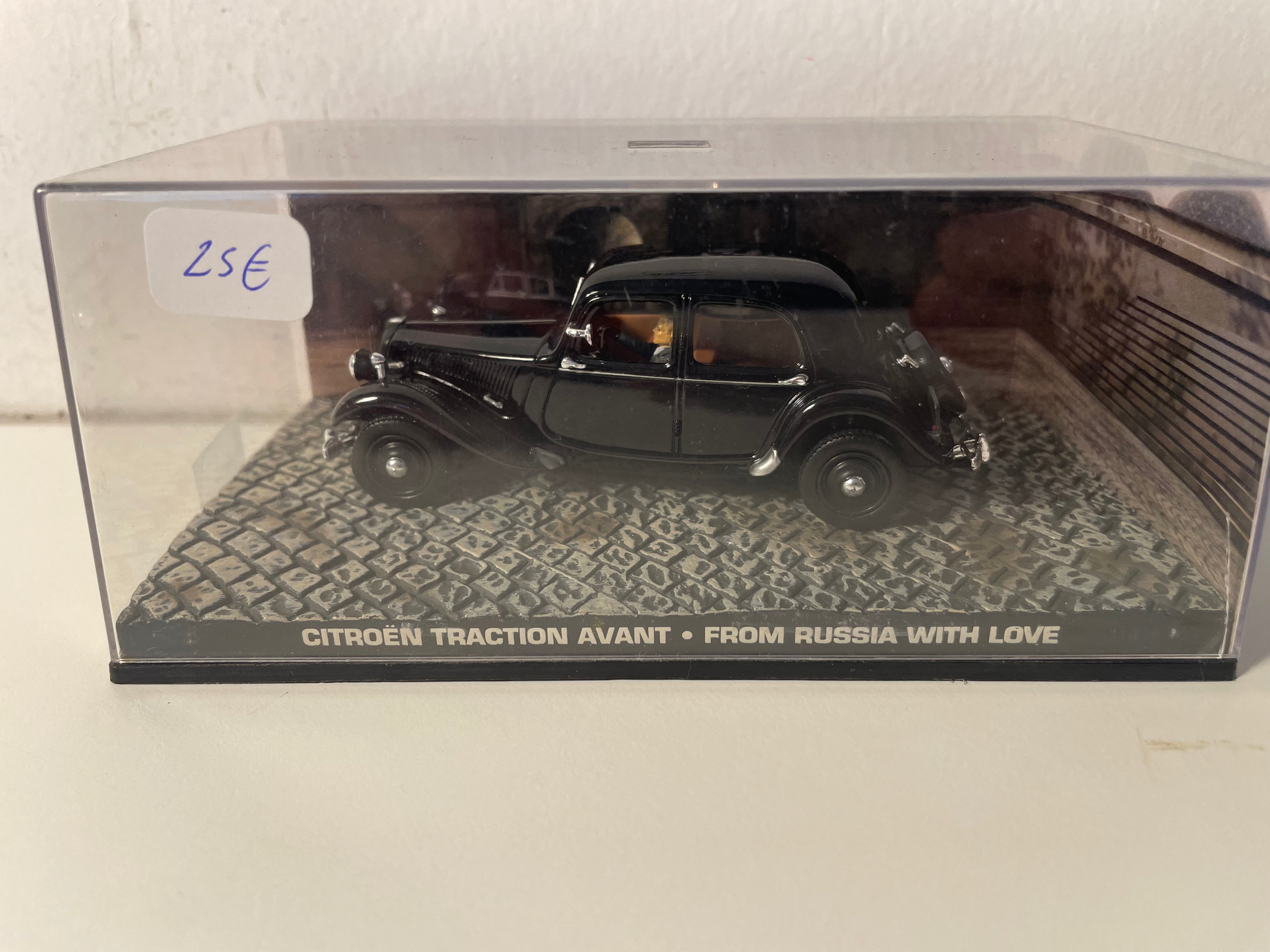 Citroën Traction avant noir - JAMES BOND - BONS BAISERS DE RUSSIE (De Russland mat Léift)