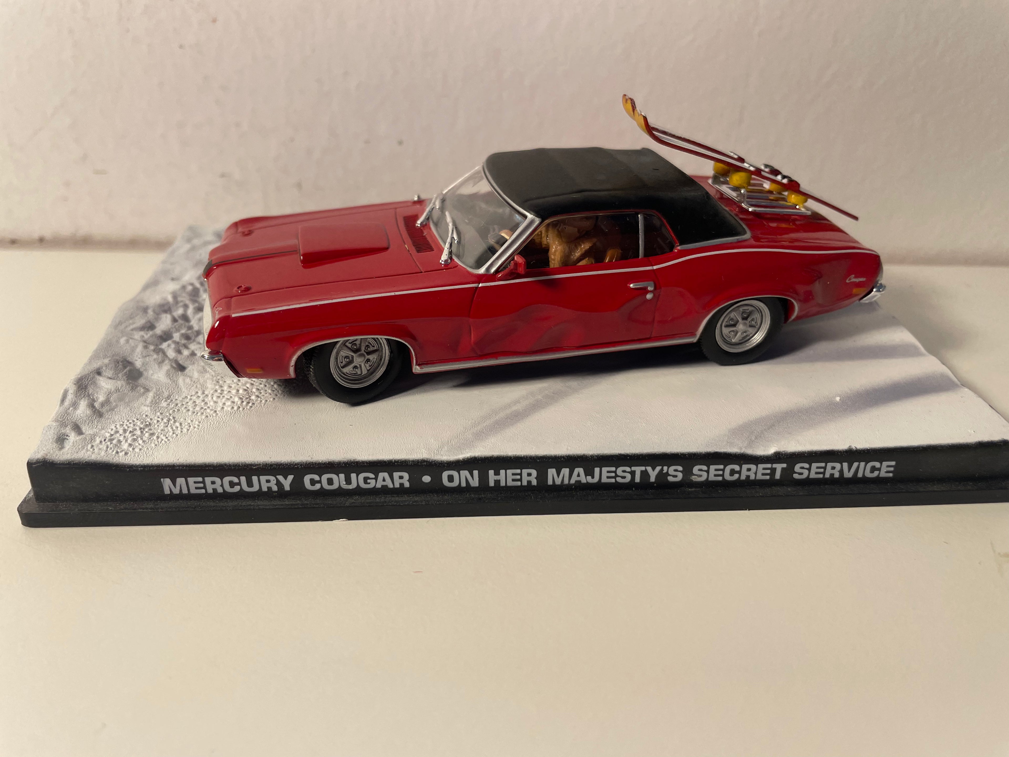 Dunkelroter Mercury Cougar mit schwarzem Dach (mit Skiern) - JAMES BOND - IM DIENST IHRER MAJESTÄT