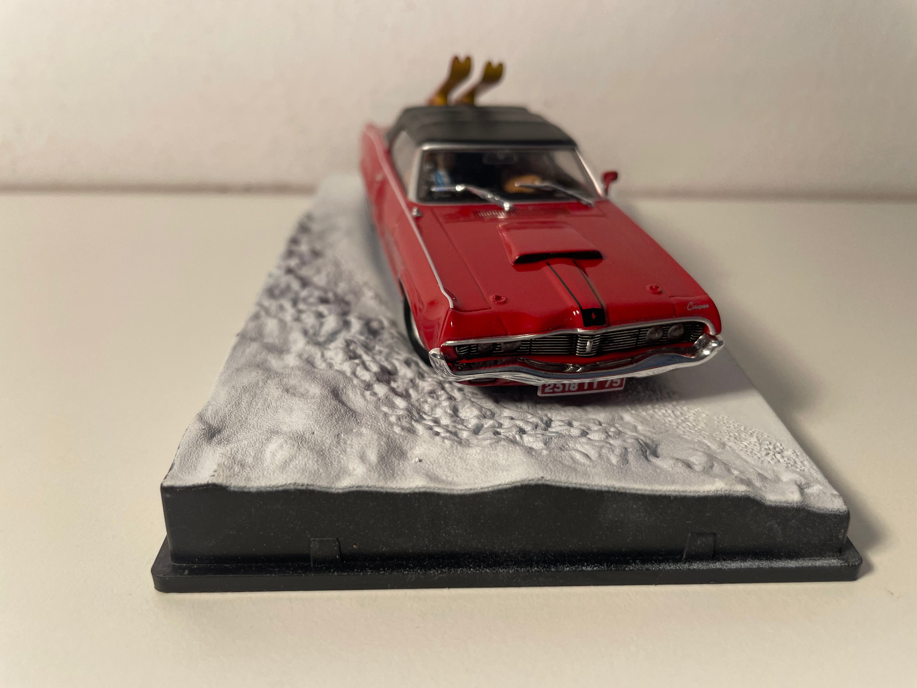 Dunkelroter Mercury Cougar mit schwarzem Dach (mit Skiern) - JAMES BOND - IM DIENST IHRER MAJESTÄT