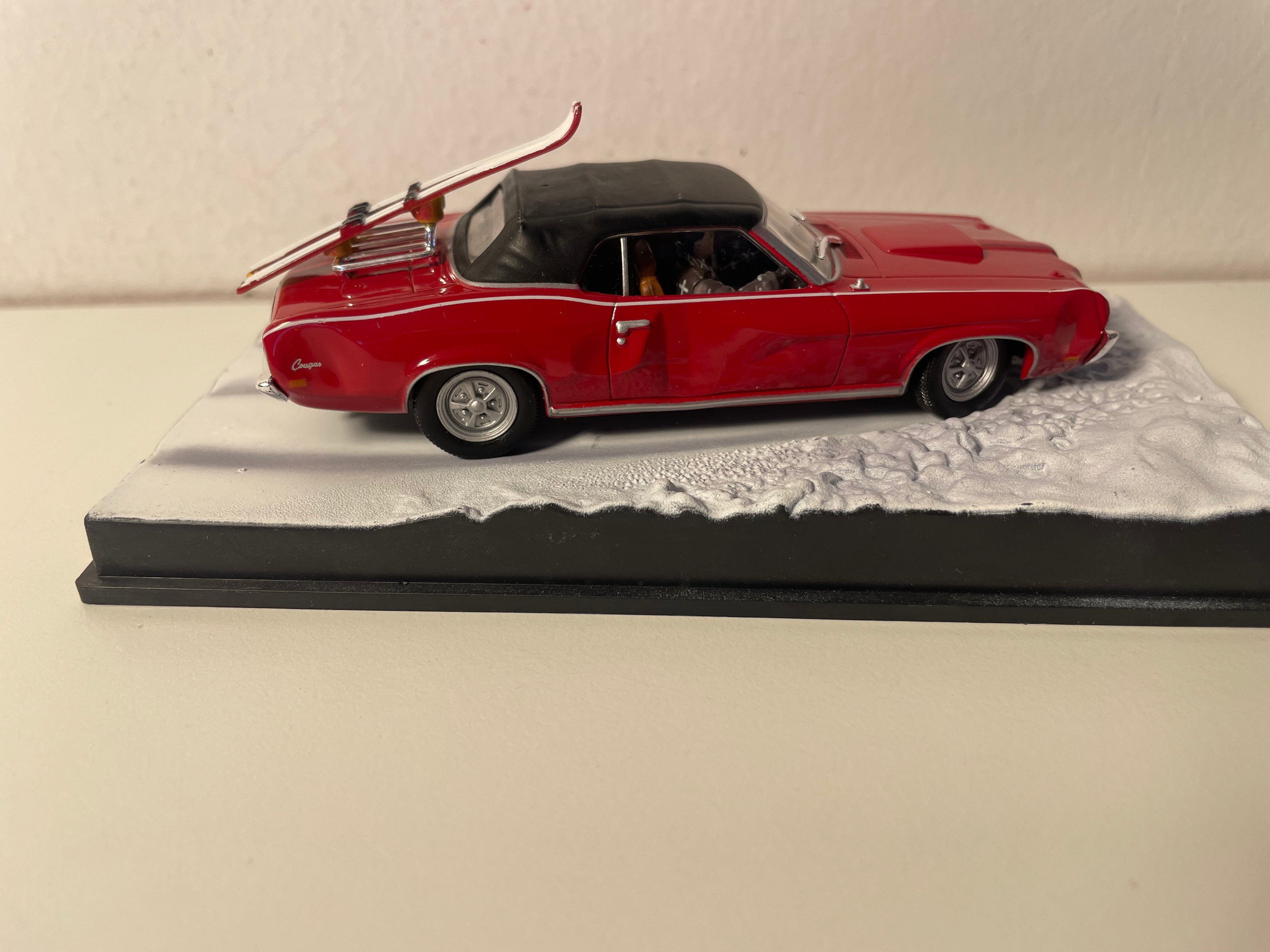 Dunkelroter Mercury Cougar mit schwarzem Dach (mit Skiern) - JAMES BOND - IM DIENST IHRER MAJESTÄT