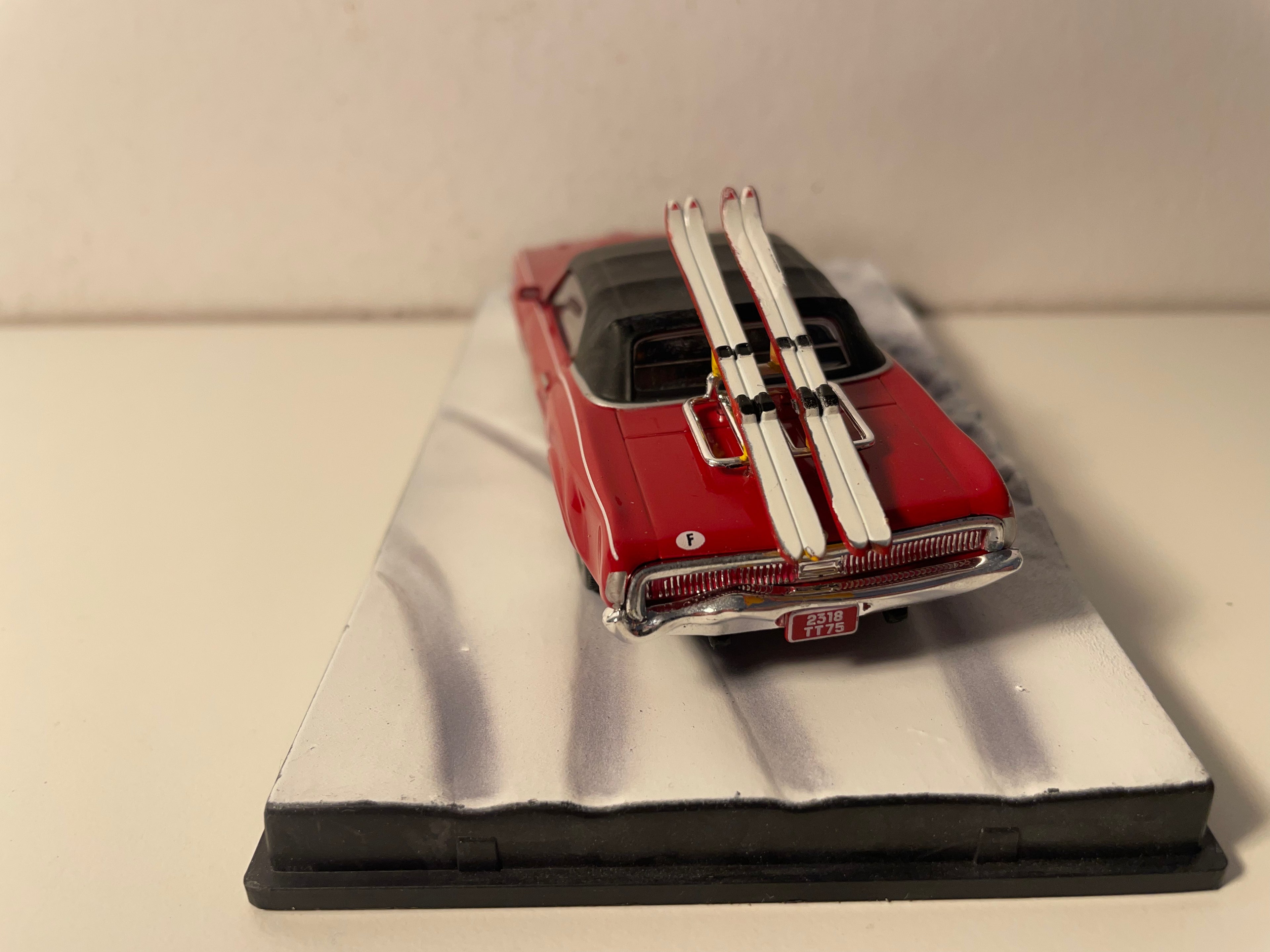 Dunkelroter Mercury Cougar mit schwarzem Dach (mit Skiern) - JAMES BOND - IM DIENST IHRER MAJESTÄT