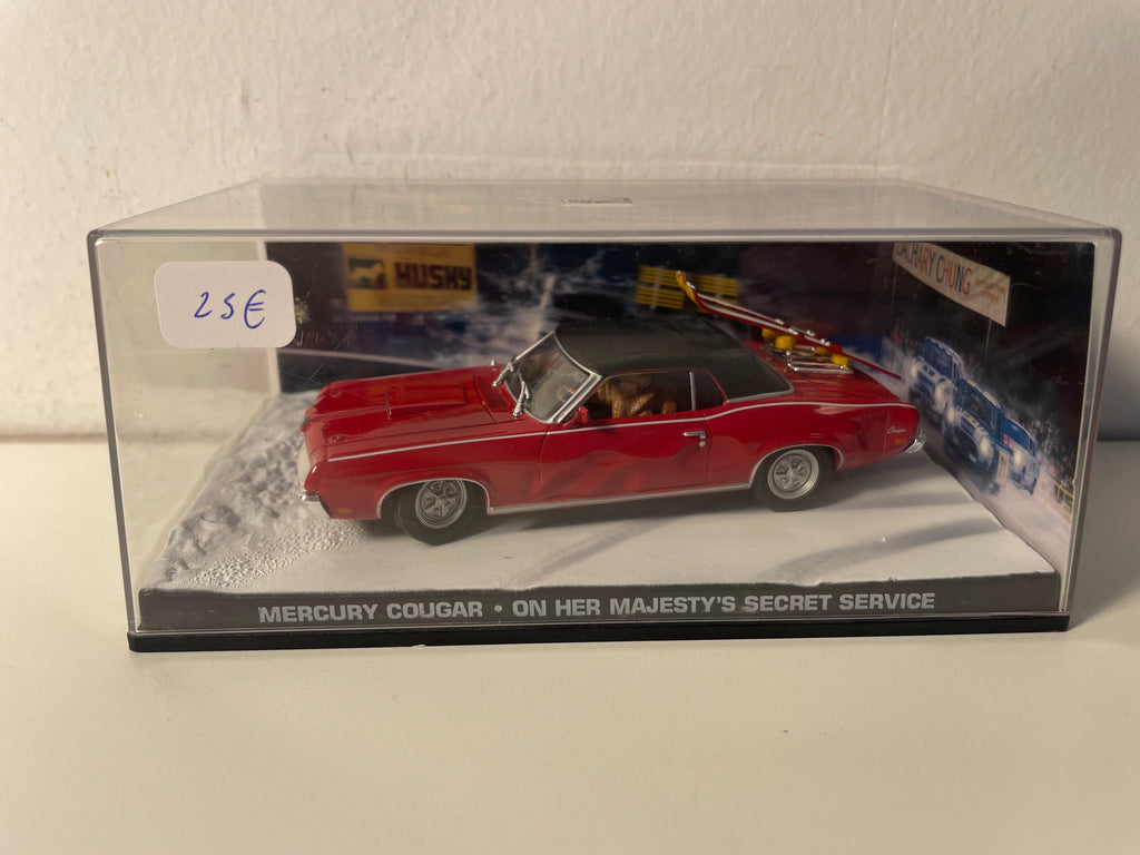 Däischte Mërcury Cougar roud mat schwaarzem Dack (mat Ski) - JAMES BOND - Am Geheimen Dëngz vun Hiren Hoheit