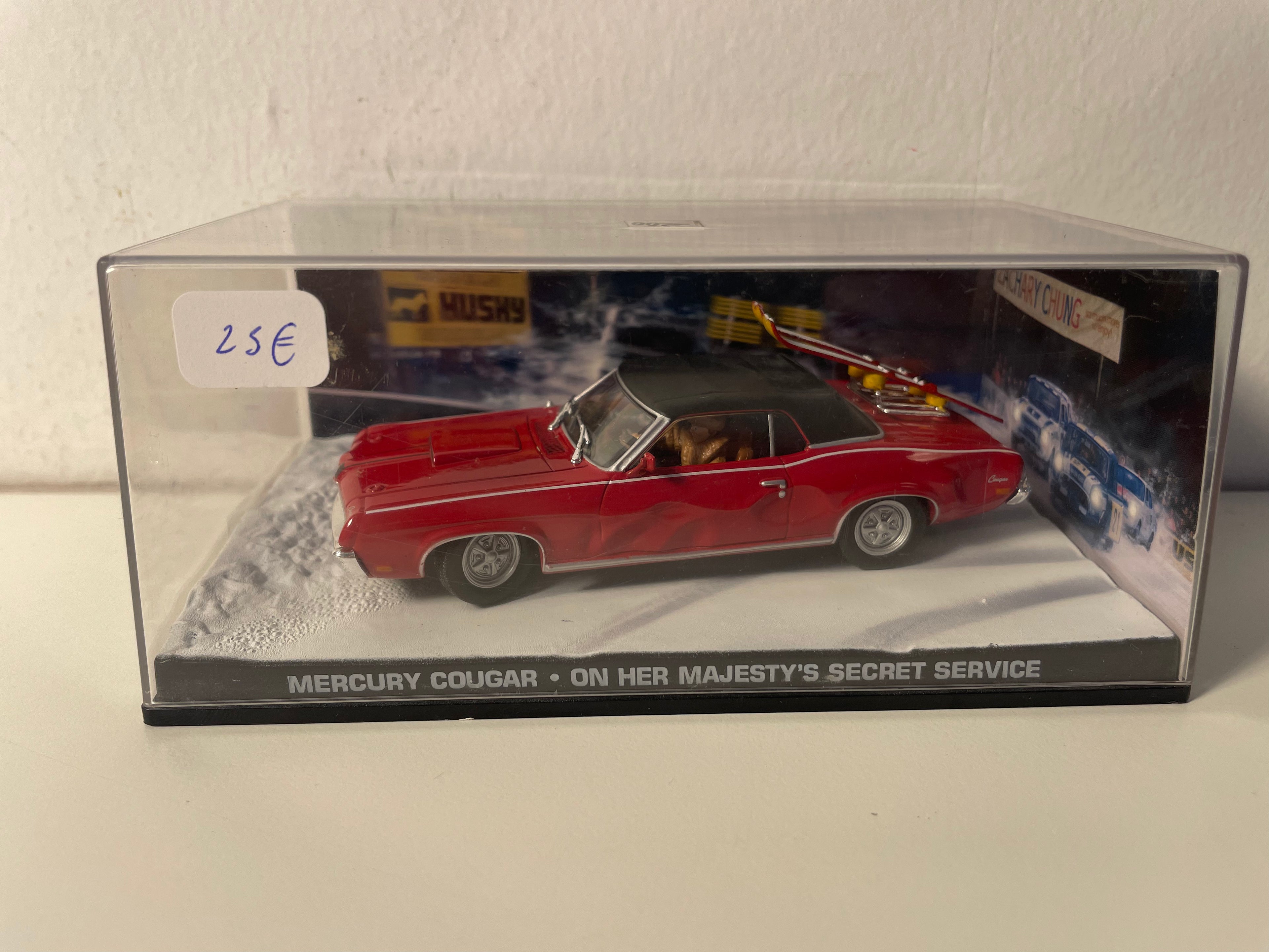 Dunkelroter Mercury Cougar mit schwarzem Dach (mit Skiern) - JAMES BOND - IM DIENST IHRER MAJESTÄT