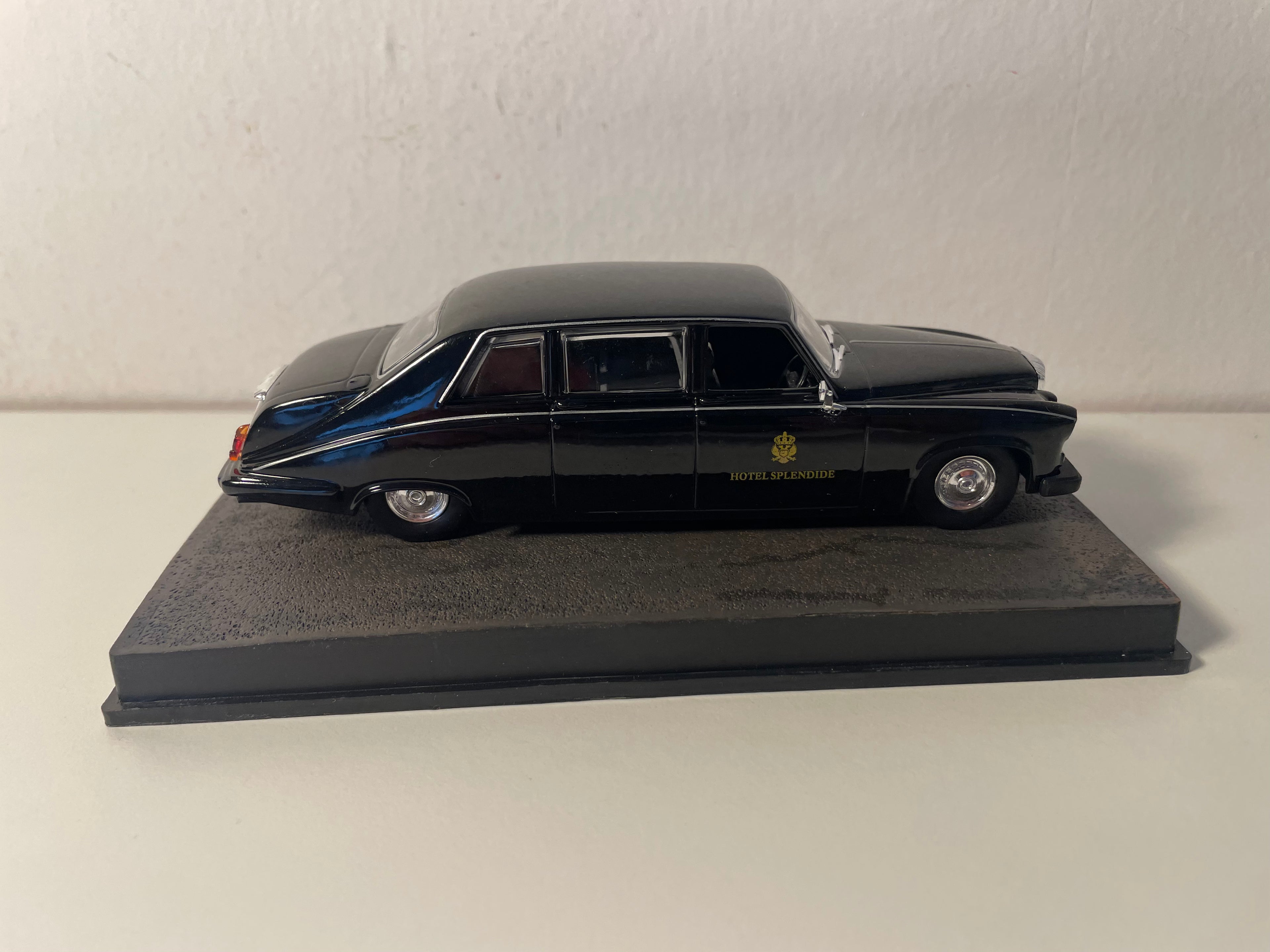 Daimler limousine noire - JAMES BOND - CASINO ROYALE