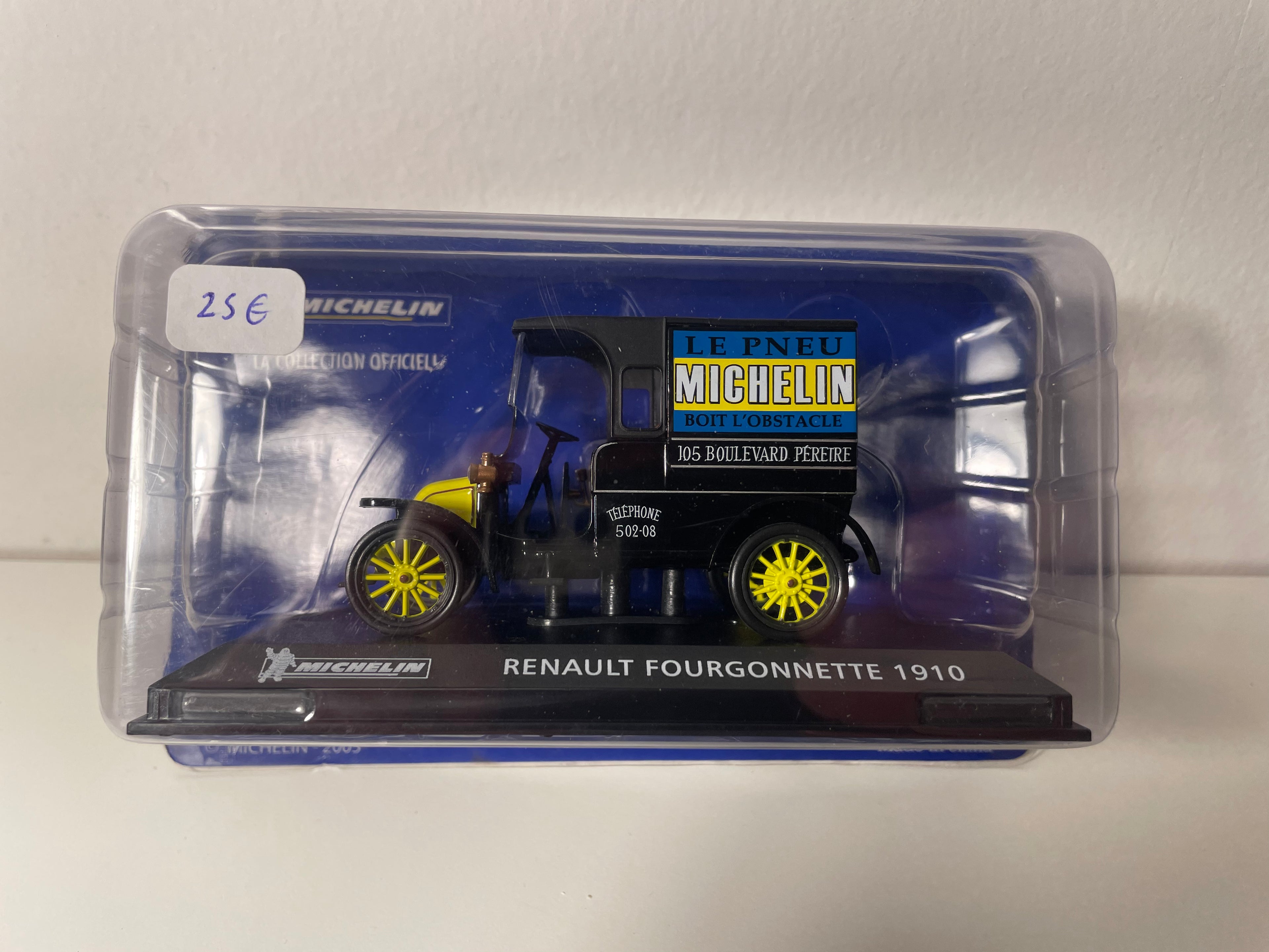 Renault fourgonnette noire de 1910 MICHELIN