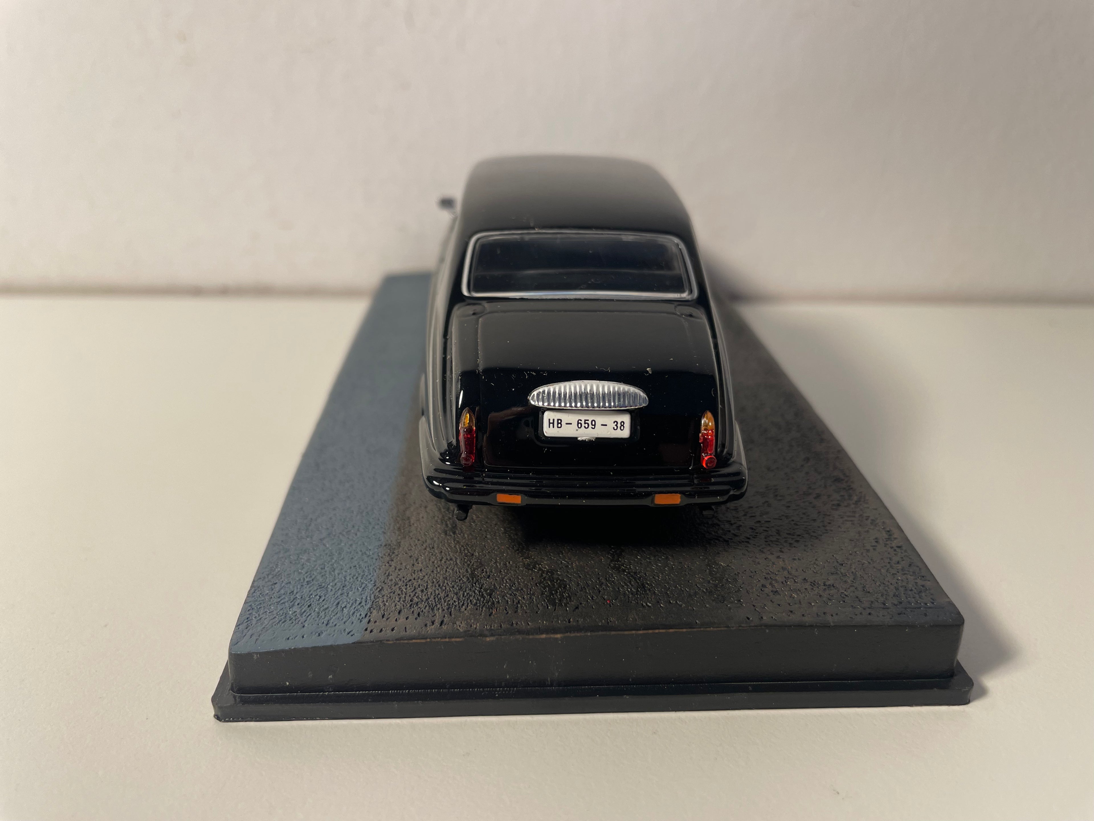 Daimler limousine noire - JAMES BOND - CASINO ROYALE