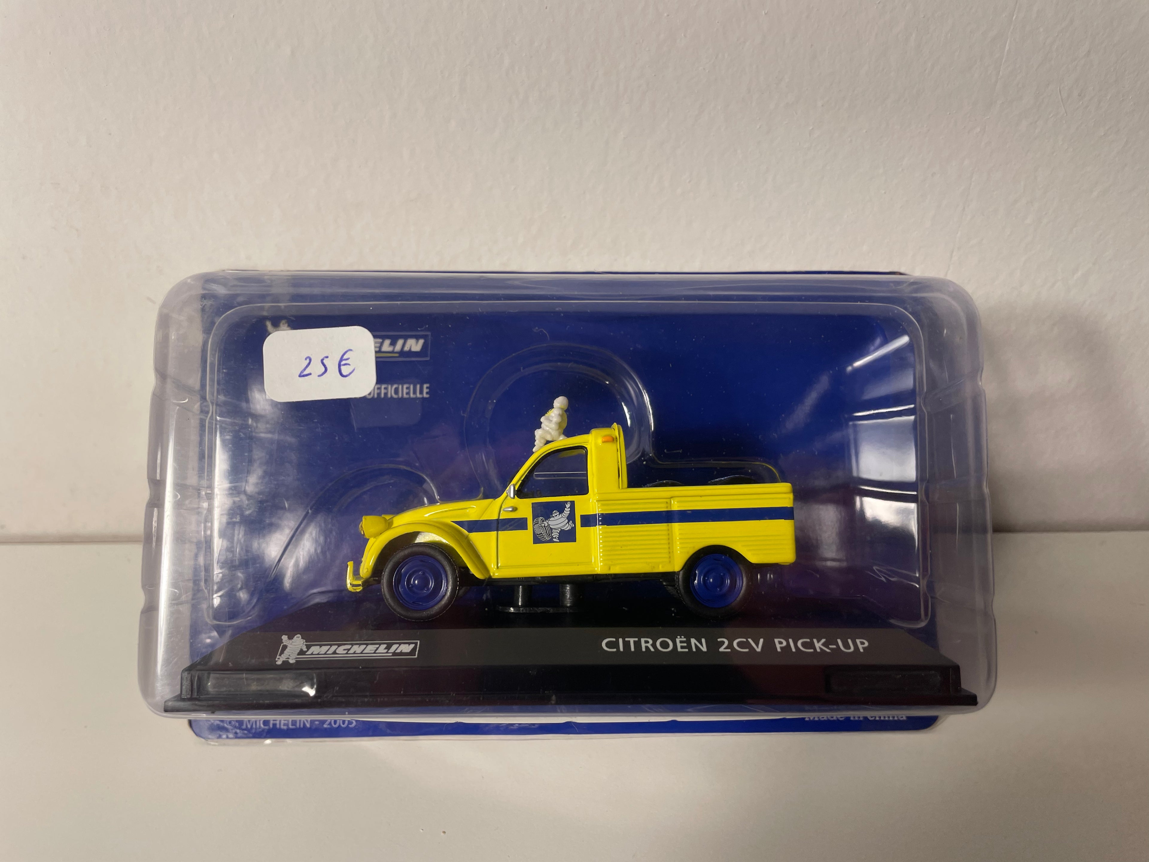 Citroën 2 CV Pick-up mit Michelin-Reifen