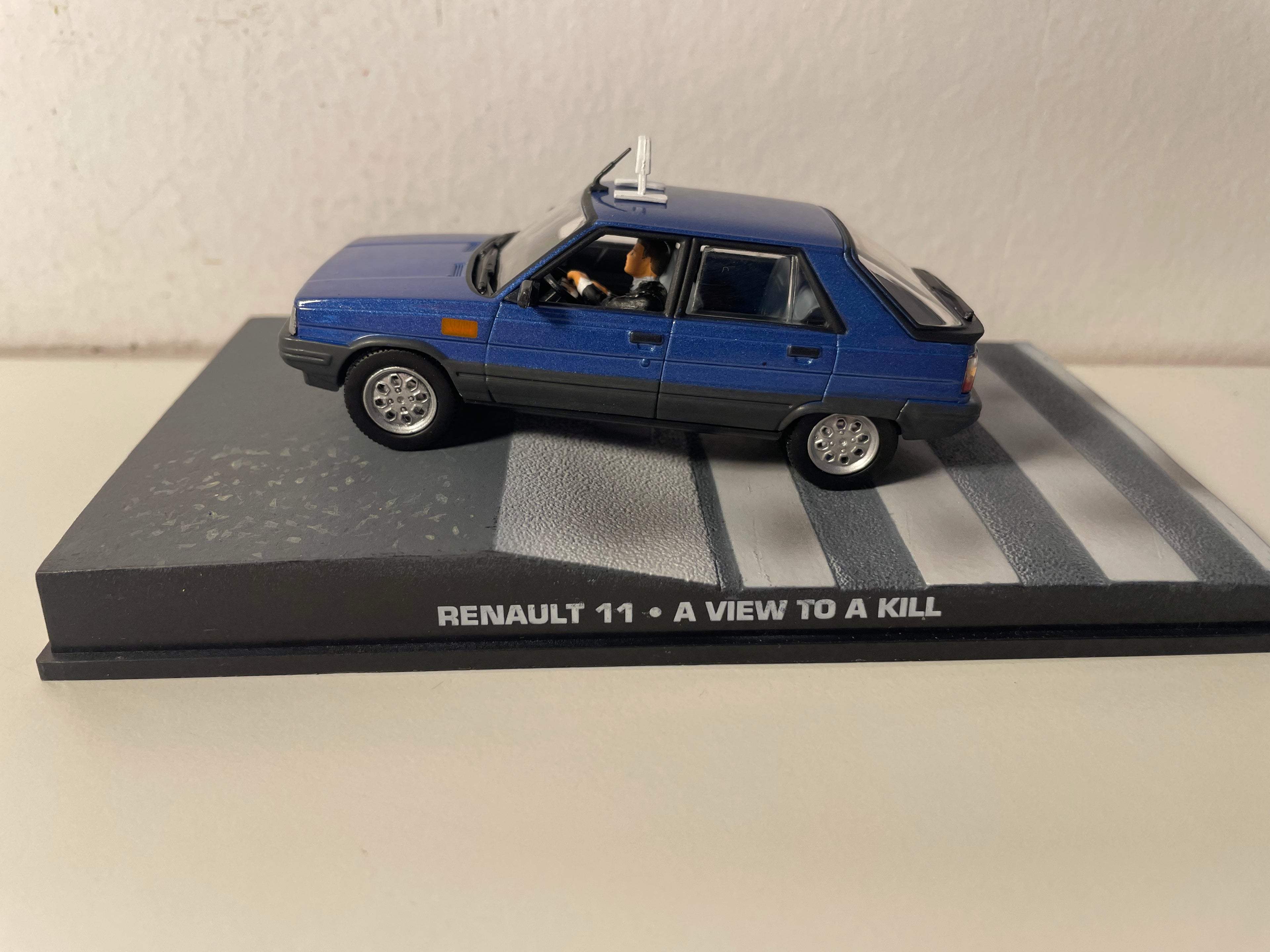 Renault 11 bleue Taxi - JAMES BOND - DANGEREUSEMENT VOTRE (A view to a kill)