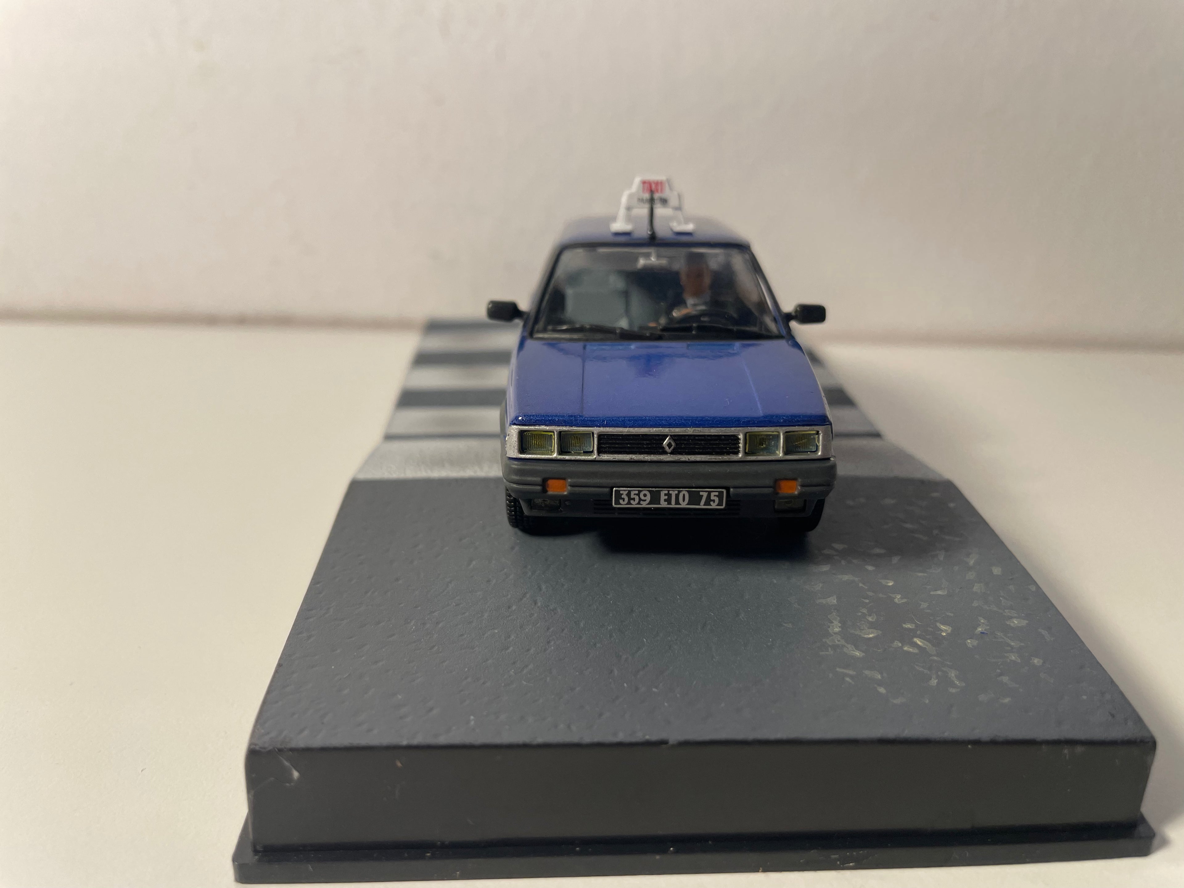 Renault 11 bleue Taxi - JAMES BOND - DANGEREUSEMENT VOTRE (A view to a kill)