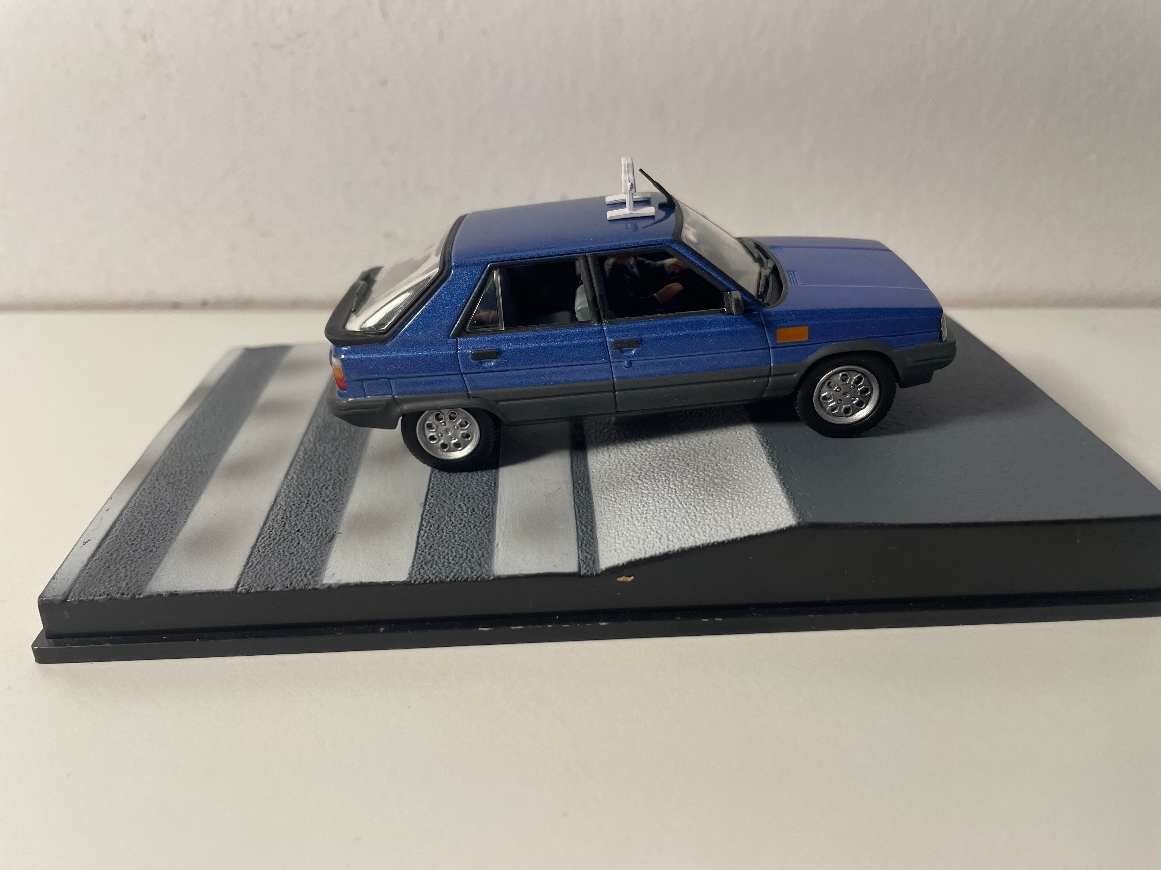 Renault 11 bleue Taxi - JAMES BOND - DANGEREUSEMENT VOTRE (A view to a kill)