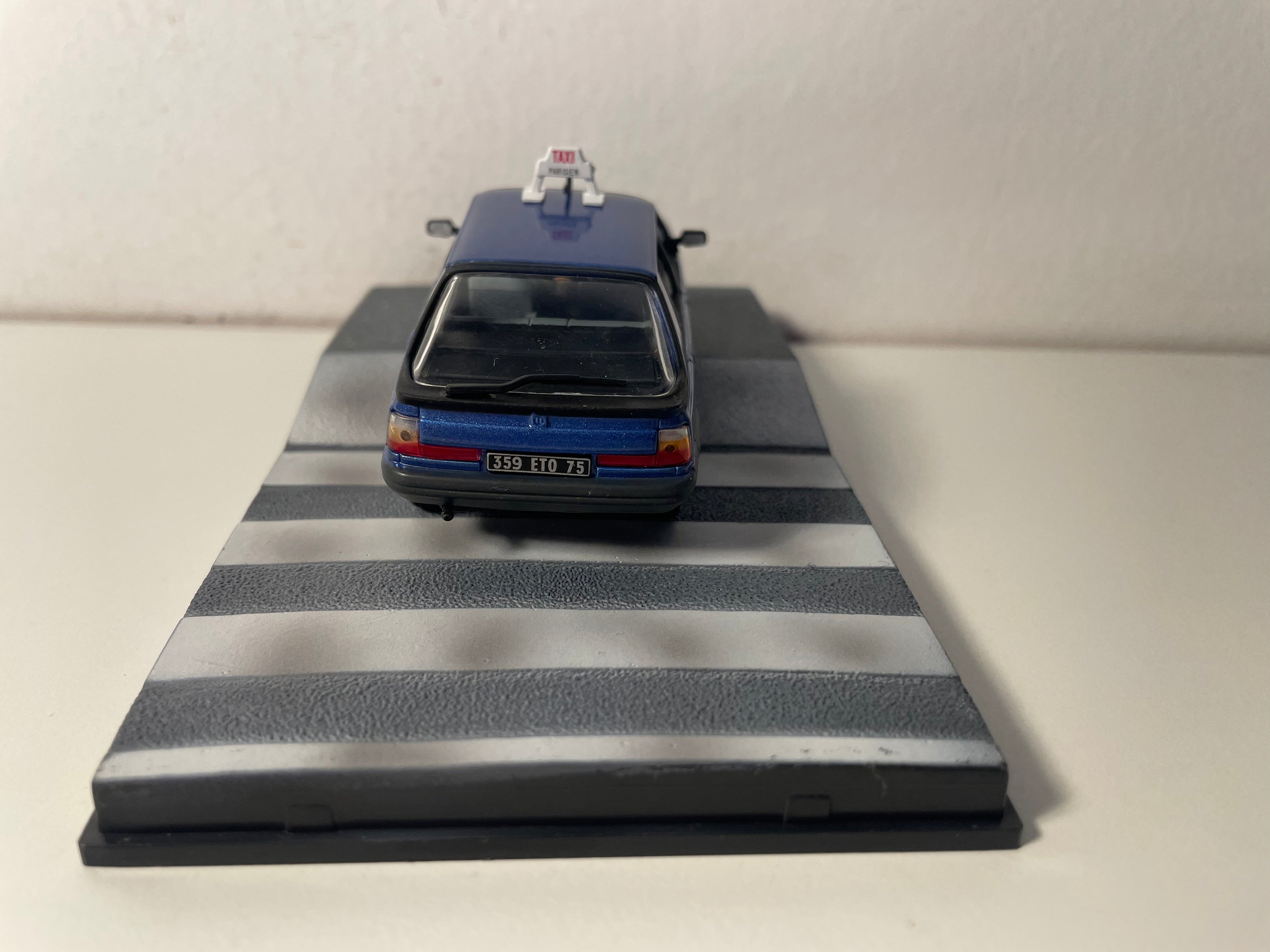 Renault 11 bleue Taxi - JAMES BOND - DANGEREUSEMENT VOTRE (A view to a kill)