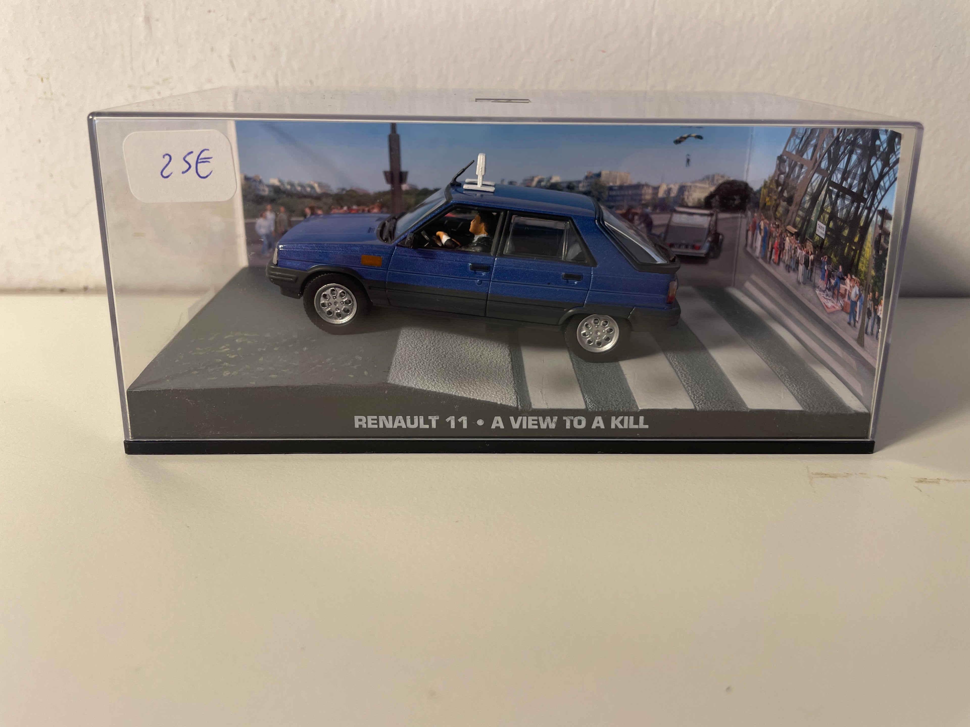 Renault 11 bleue Taxi - JAMES BOND - DANGEREUSEMENT VOTRE (A view to a kill)