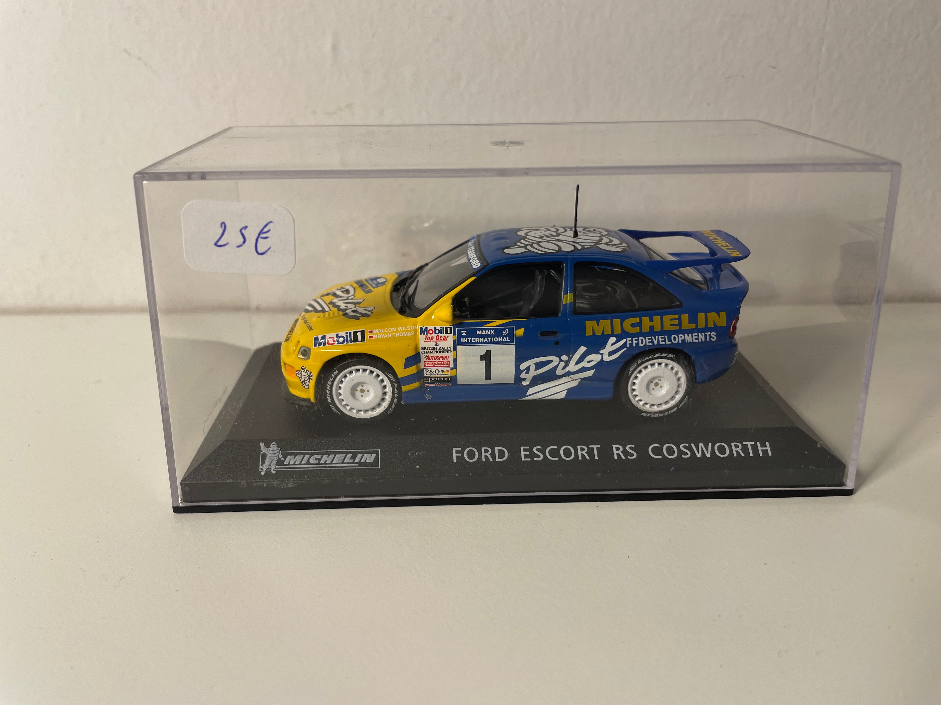 Ford Escort RS Cosworth jaune et bleue numéro 1 MICHELIN