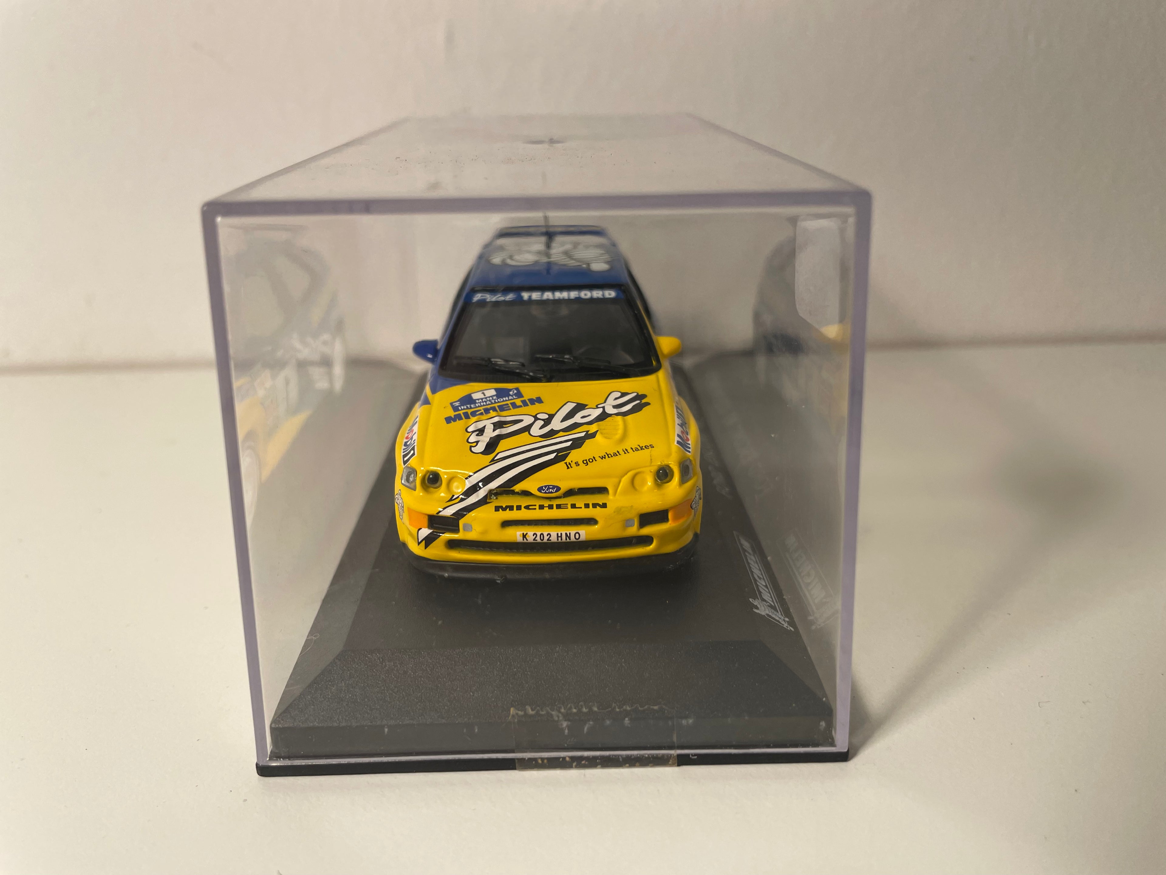 Ford Escort RS Cosworth jaune et bleue numéro 1 MICHELIN