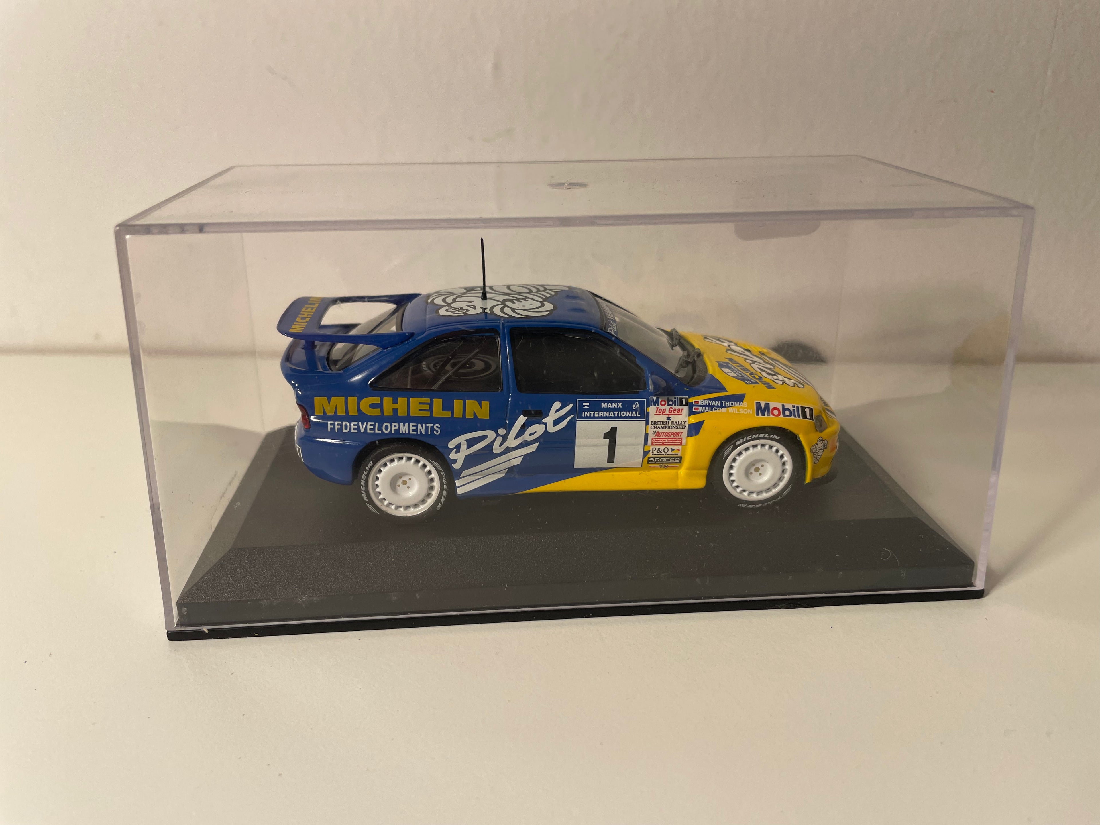 Ford Escort RS Cosworth jaune et bleue numéro 1 MICHELIN