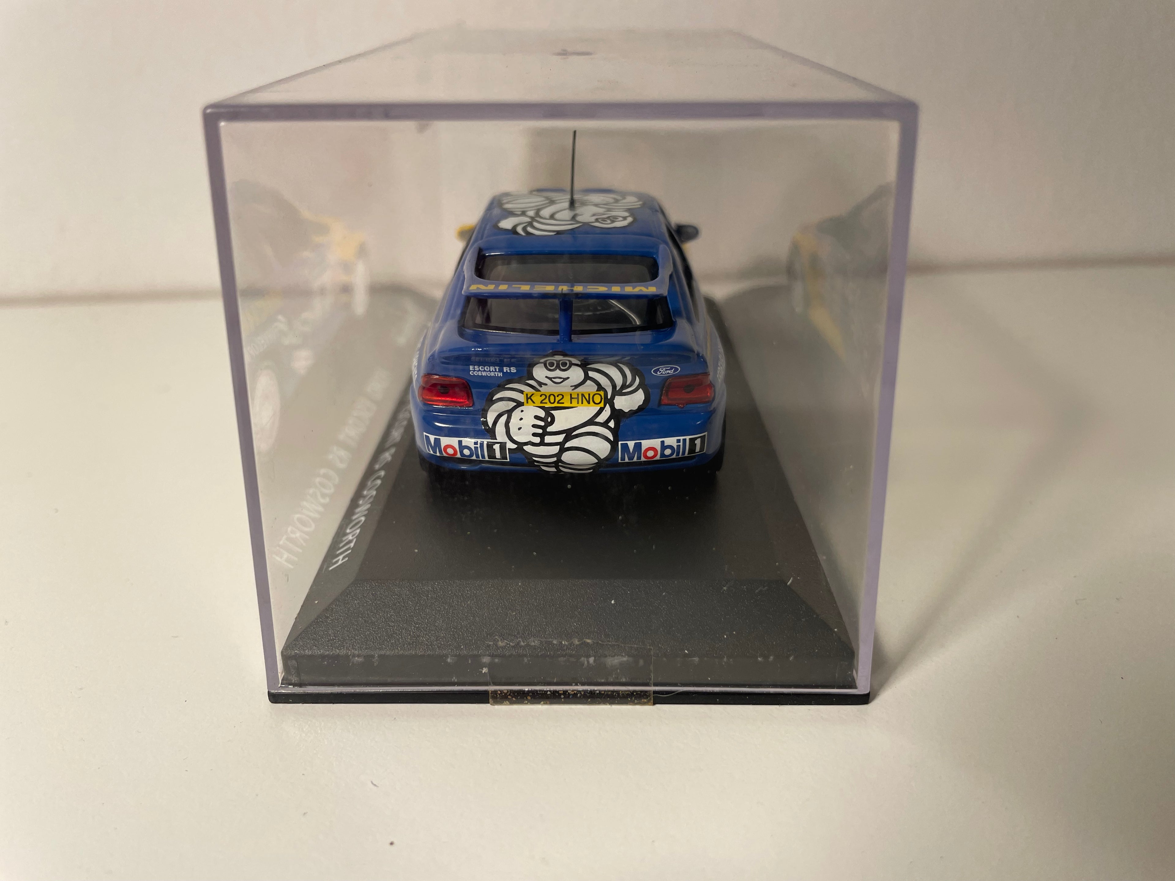 Ford Escort RS Cosworth jaune et bleue numéro 1 MICHELIN