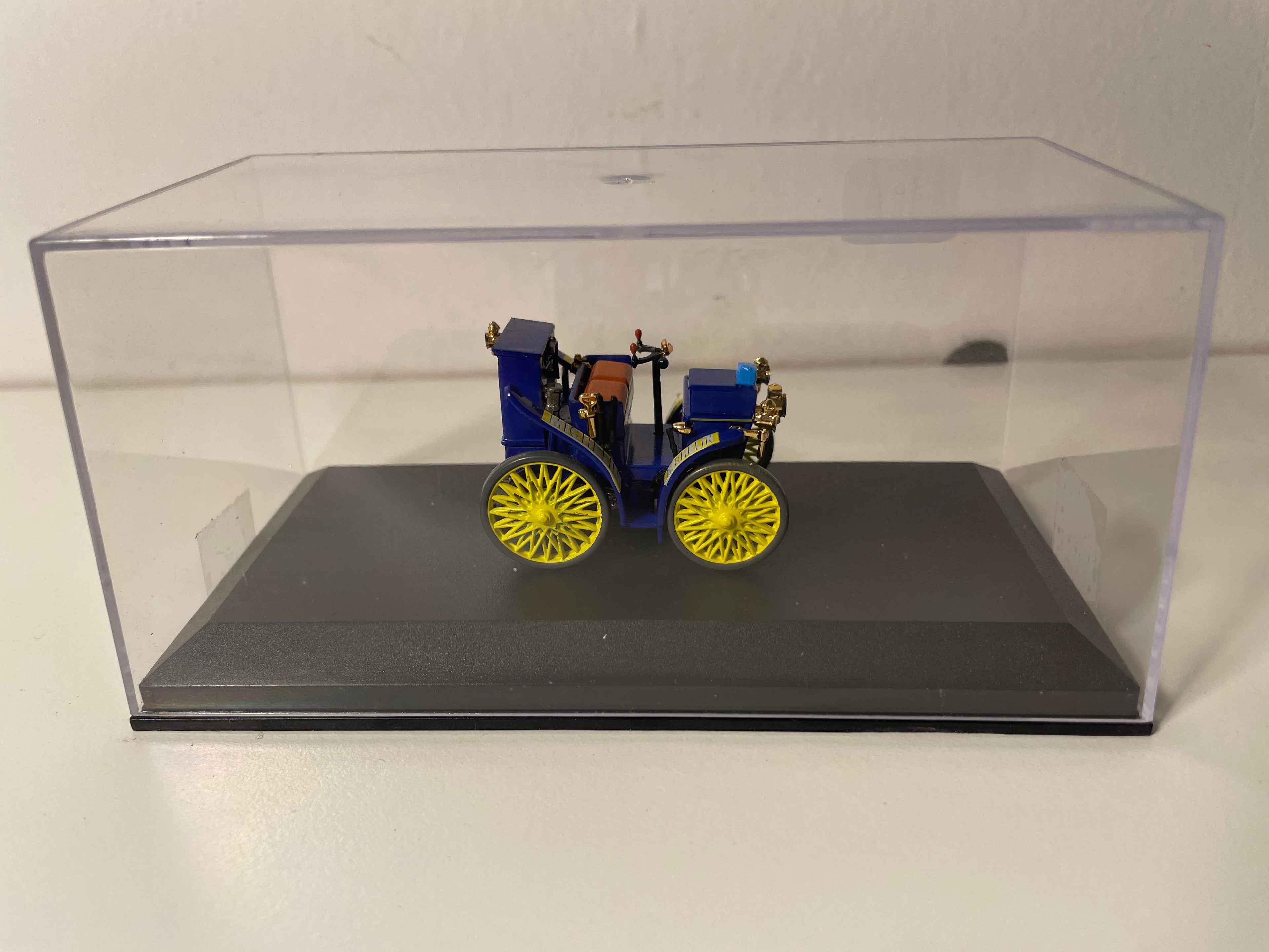 MICHELIN L'Eclair Voiturette (éischt Auto mat pneumatesch Pneuen)