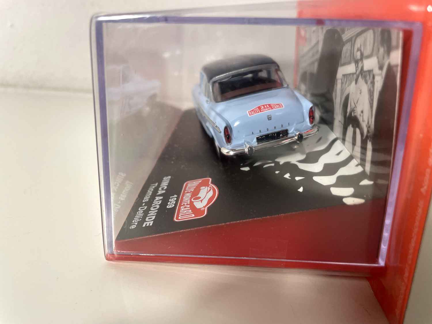Simca Aronde niebieska i niebieska numer 211 - rajd Monte Carlo 1959