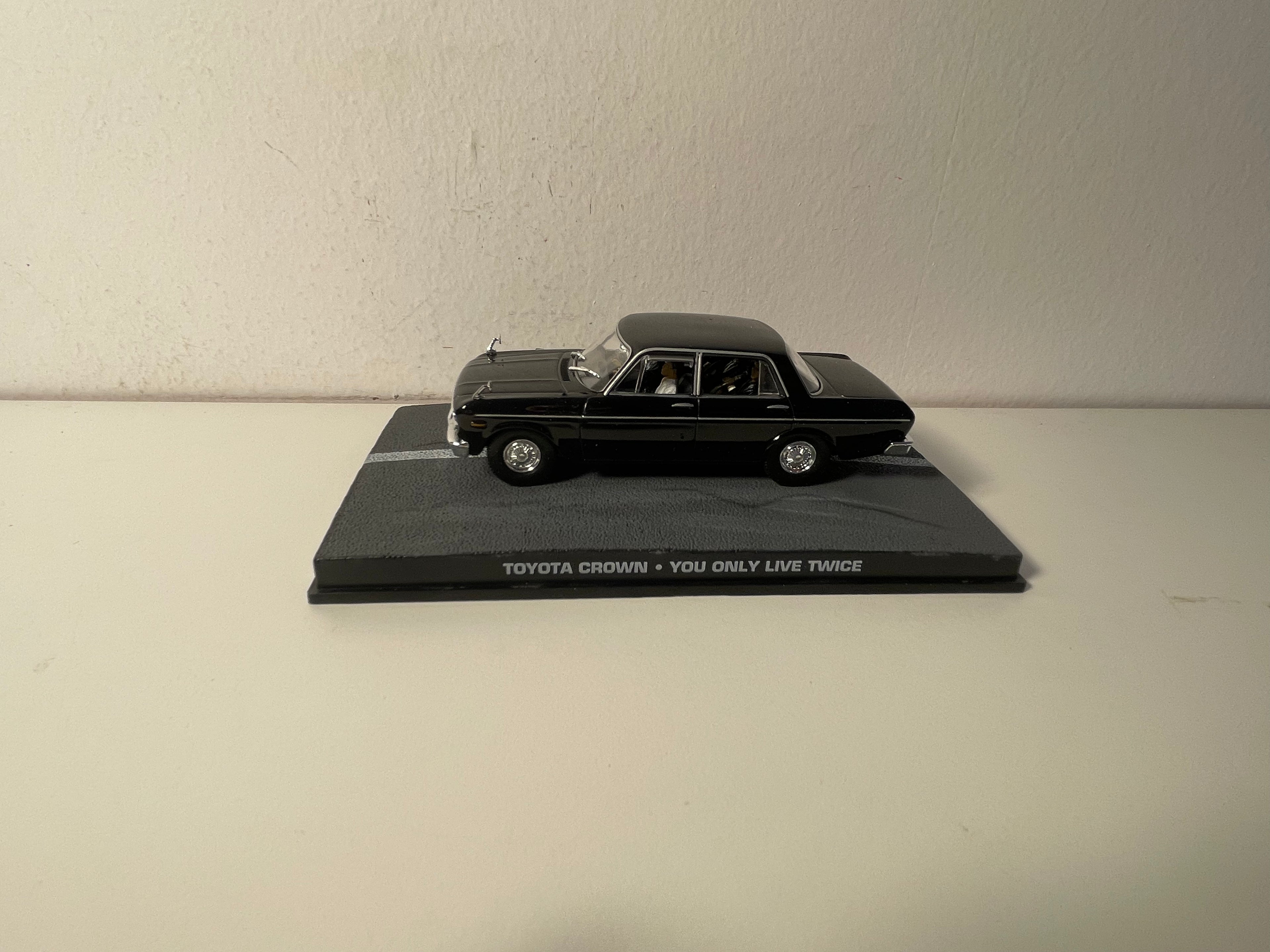 Toyota Crown noire - JAMES BOND - ON NE VIT QUE DEUX FOIS (You only live twice)