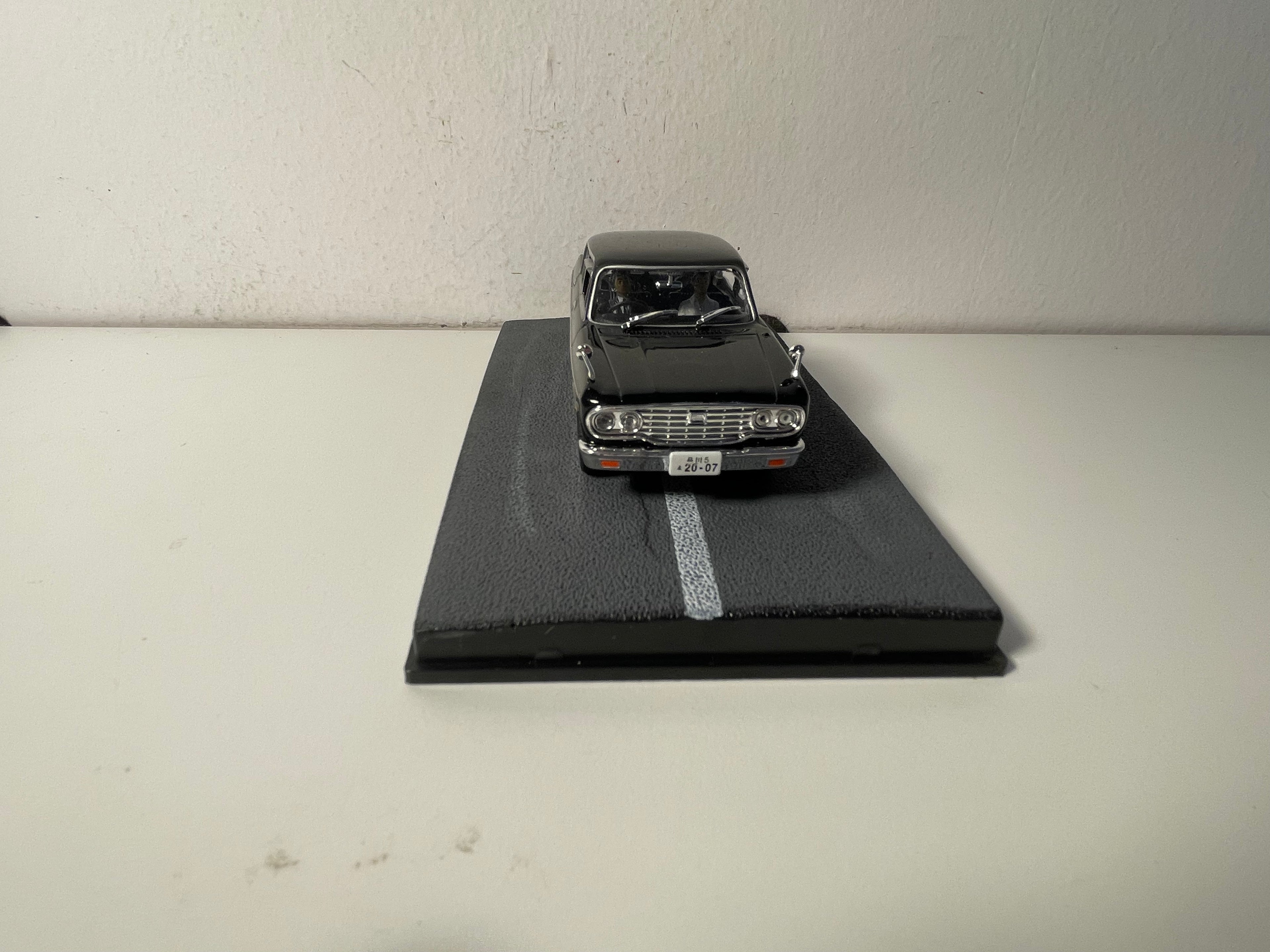Toyota Crown noire - JAMES BOND - ON NE VIT QUE DEUX FOIS (You only live twice)