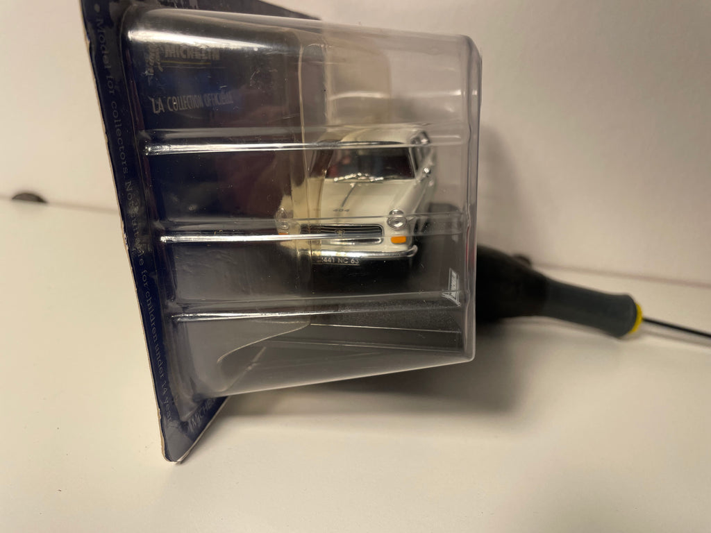 Peugeot 404 break blanche MICHELIN