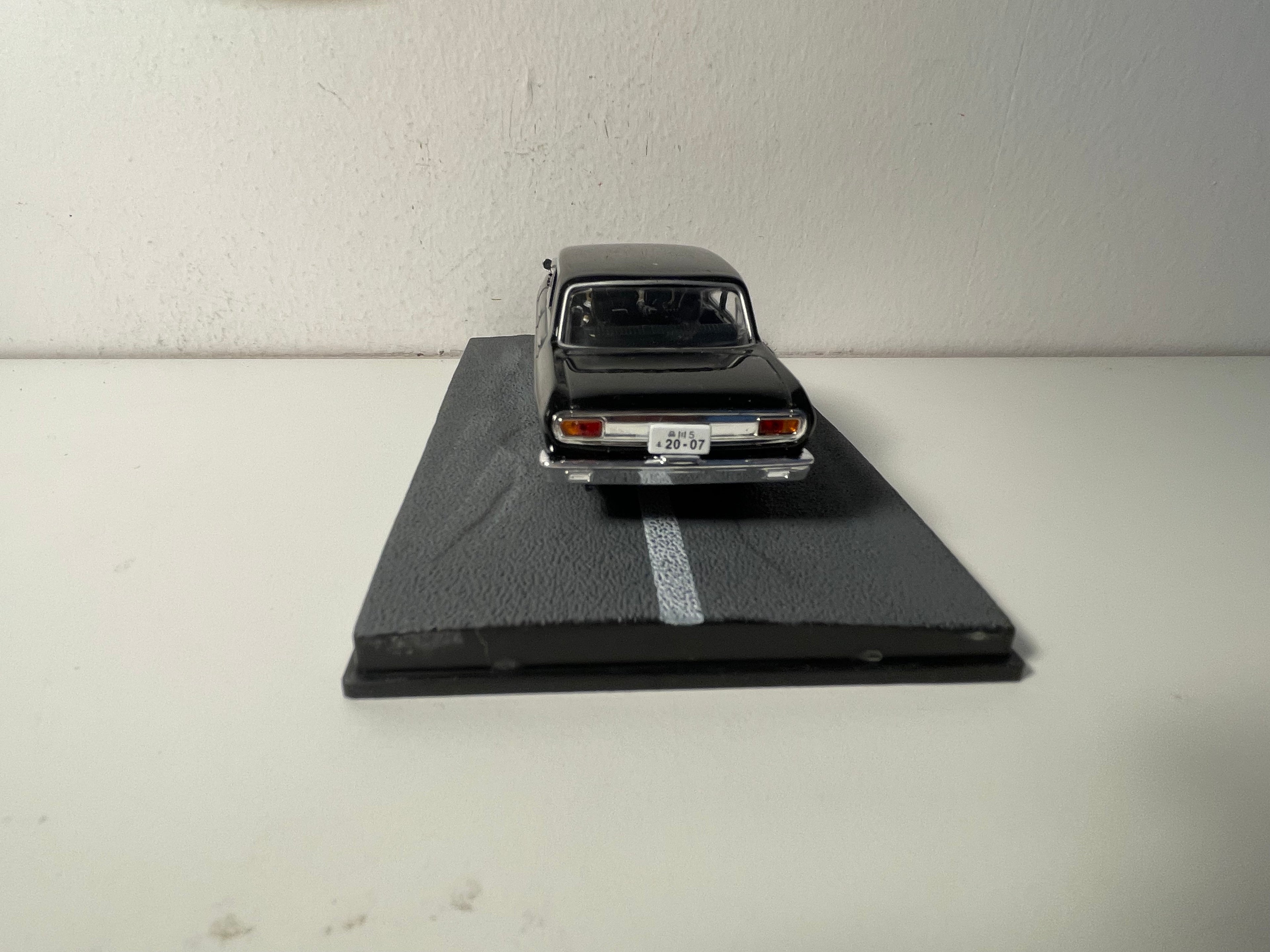 Toyota Crown noire - JAMES BOND - ON NE VIT QUE DEUX FOIS (You only live twice)