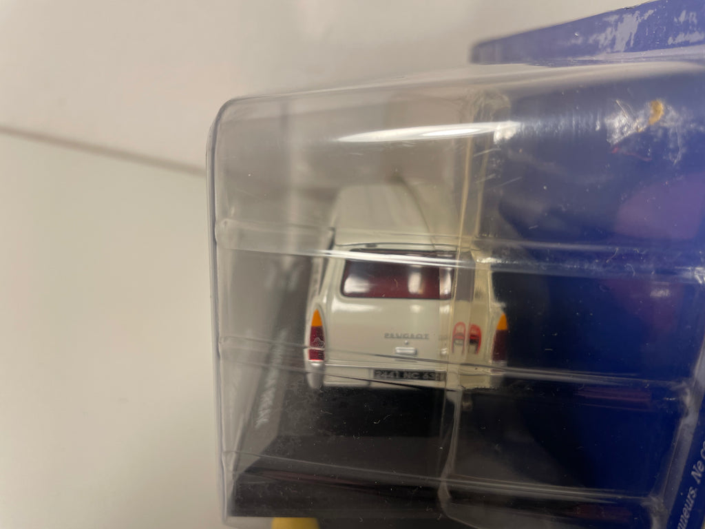 Peugeot 404 break blanche MICHELIN