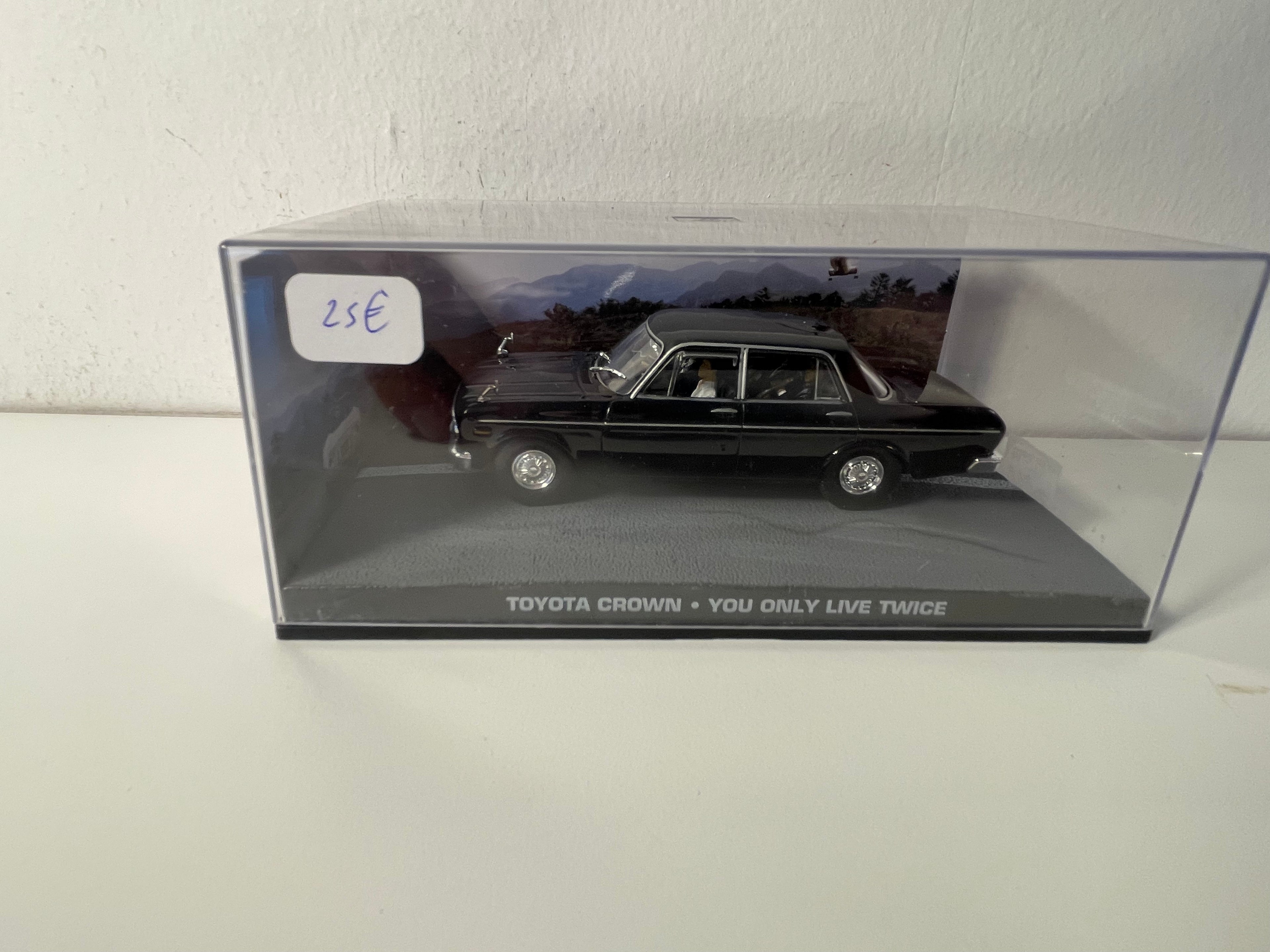 Toyota Crown noire - JAMES BOND - ON NE VIT QUE DEUX FOIS (You only live twice)