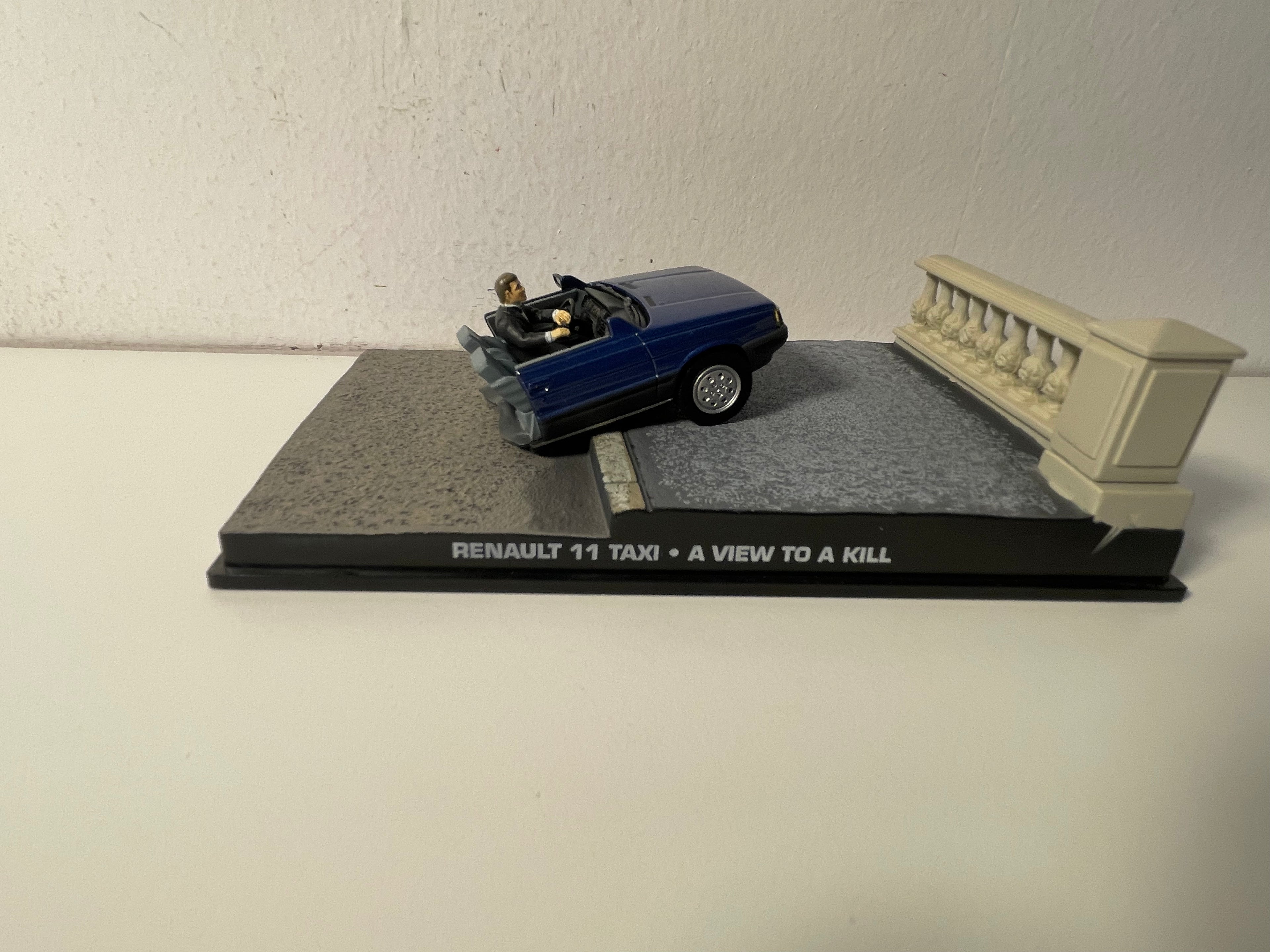 Renault 11 blo Taxi coupé an zwee - JAMES BOND - DANGEREUSEMENT VOTRE (E Bléck op e Mord)