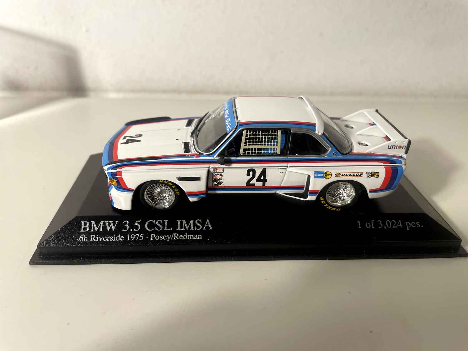 BMW 3.5 CSL IMSA biała, niebieska i czerwona numer 24 - 6 godzin Riverside (Kalifornia) - MINICHAMPS
