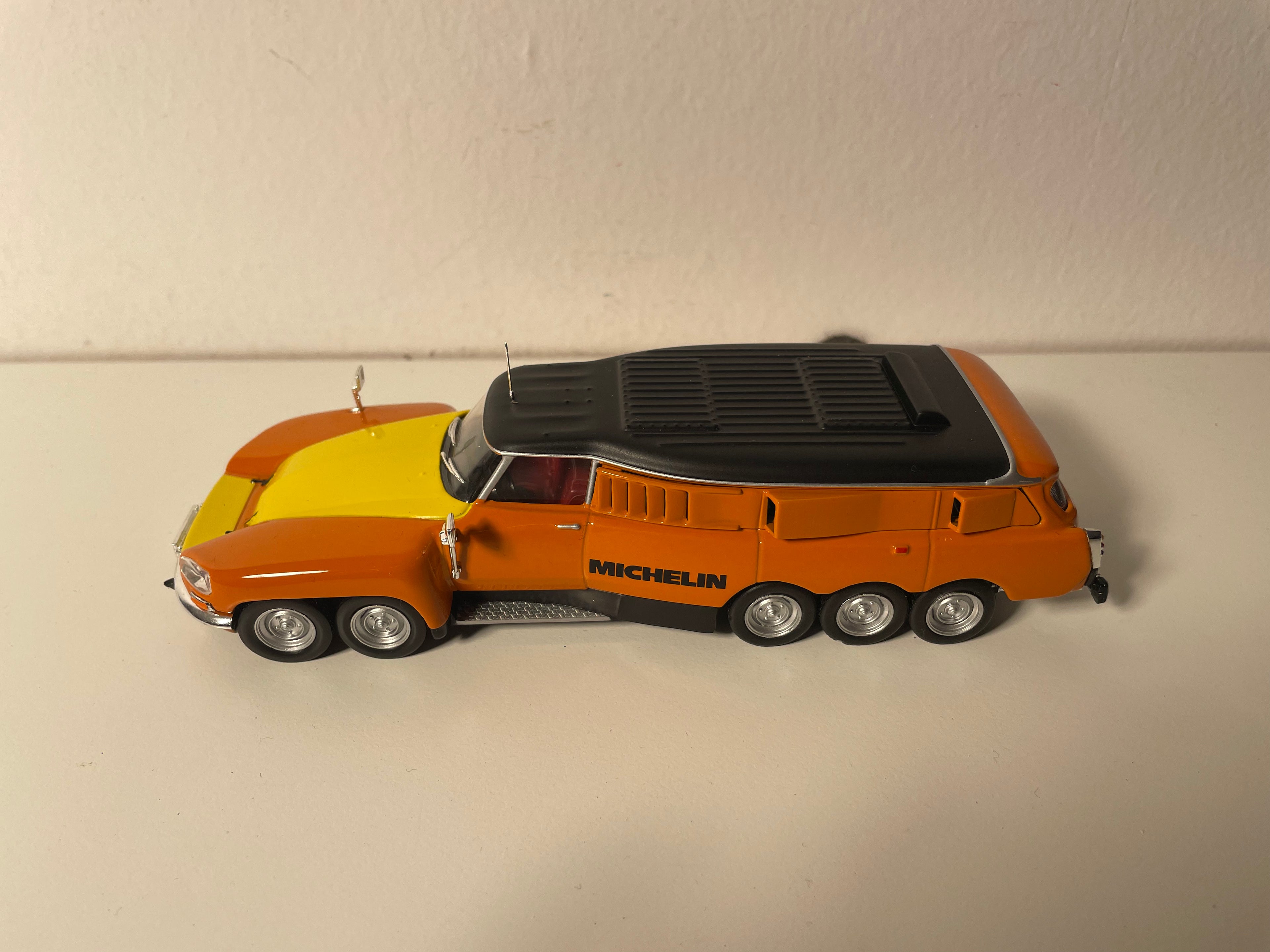 Citroën DS 1000 orange and yellow MICHELIN legs