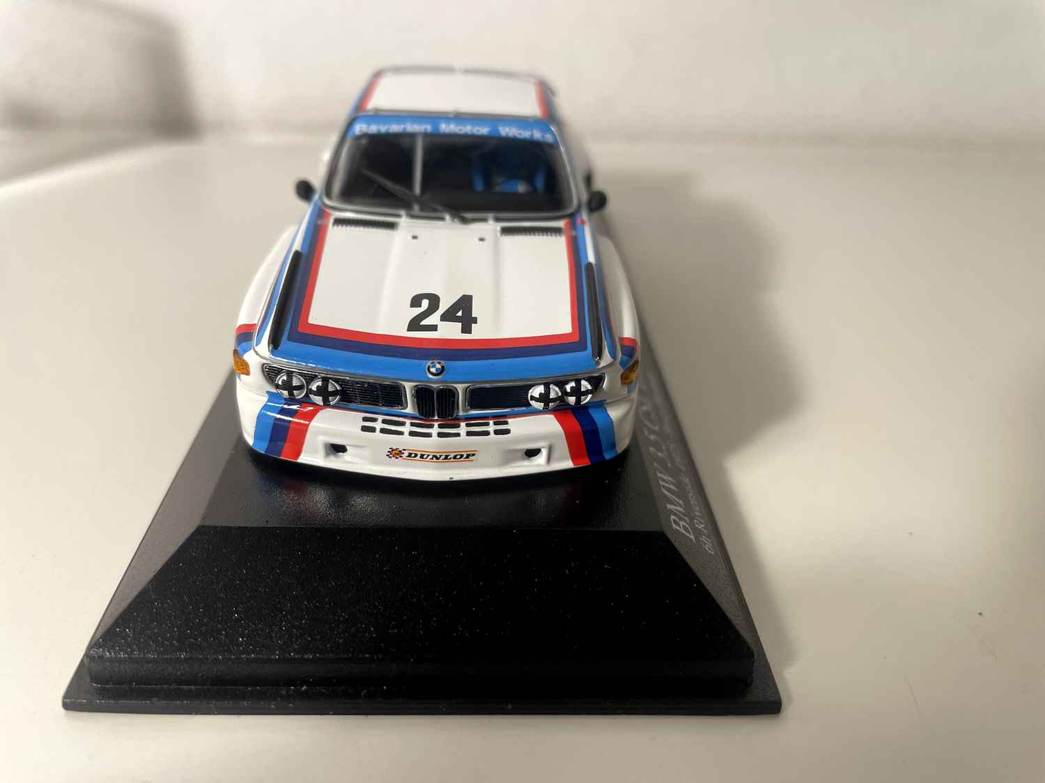 BMW 3.5 CSL IMSA biała, niebieska i czerwona numer 24 - 6 godzin Riverside (Kalifornia) - MINICHAMPS
