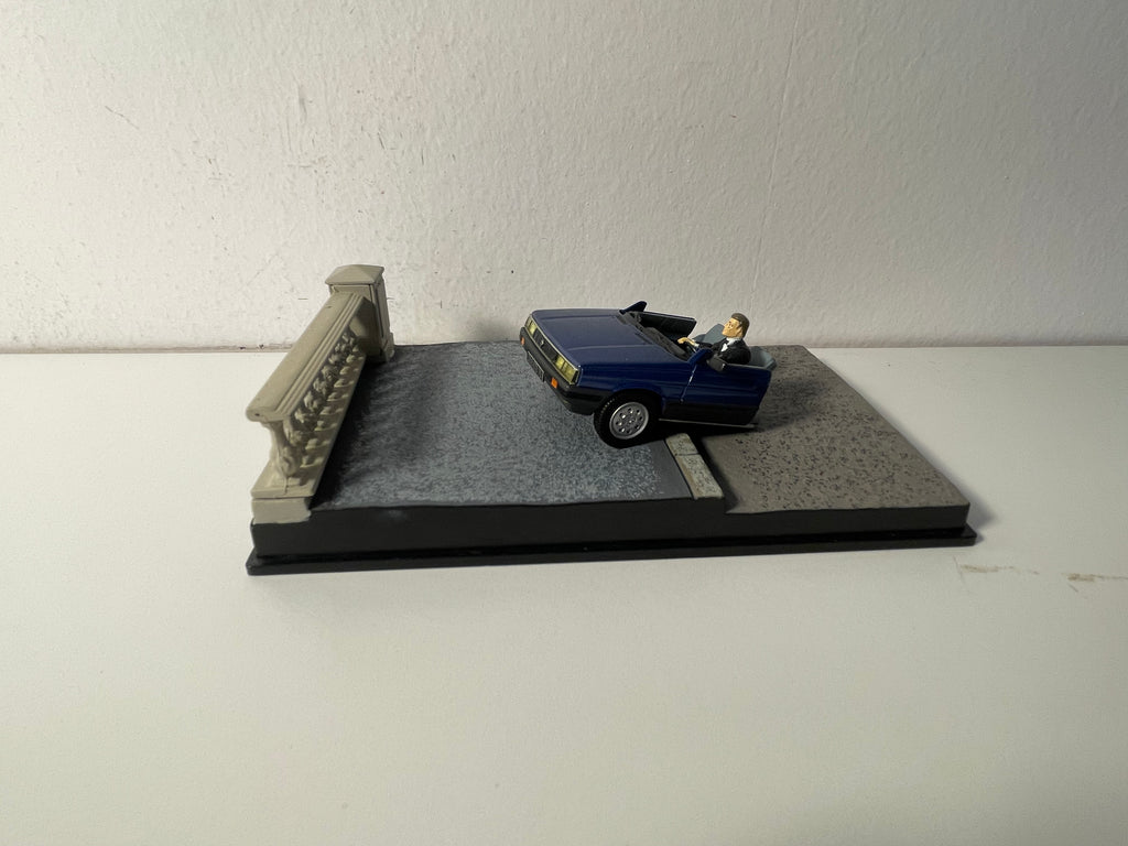 Renault 11 blo Taxi coupé an zwee - JAMES BOND - DANGEREUSEMENT VOTRE (E Bléck op e Mord)