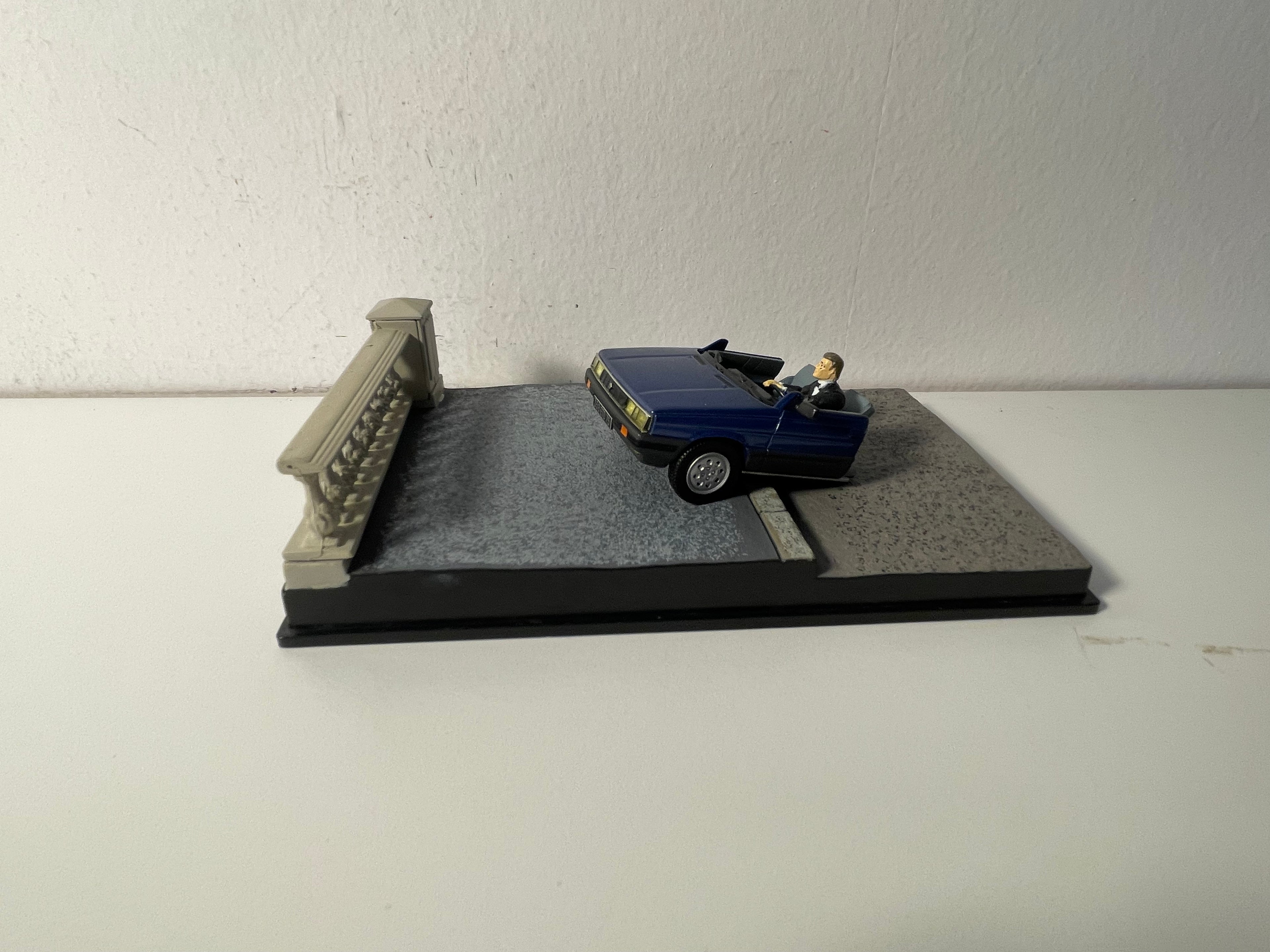 Renault 11 blo Taxi coupé an zwee - JAMES BOND - DANGEREUSEMENT VOTRE (E Bléck op e Mord)