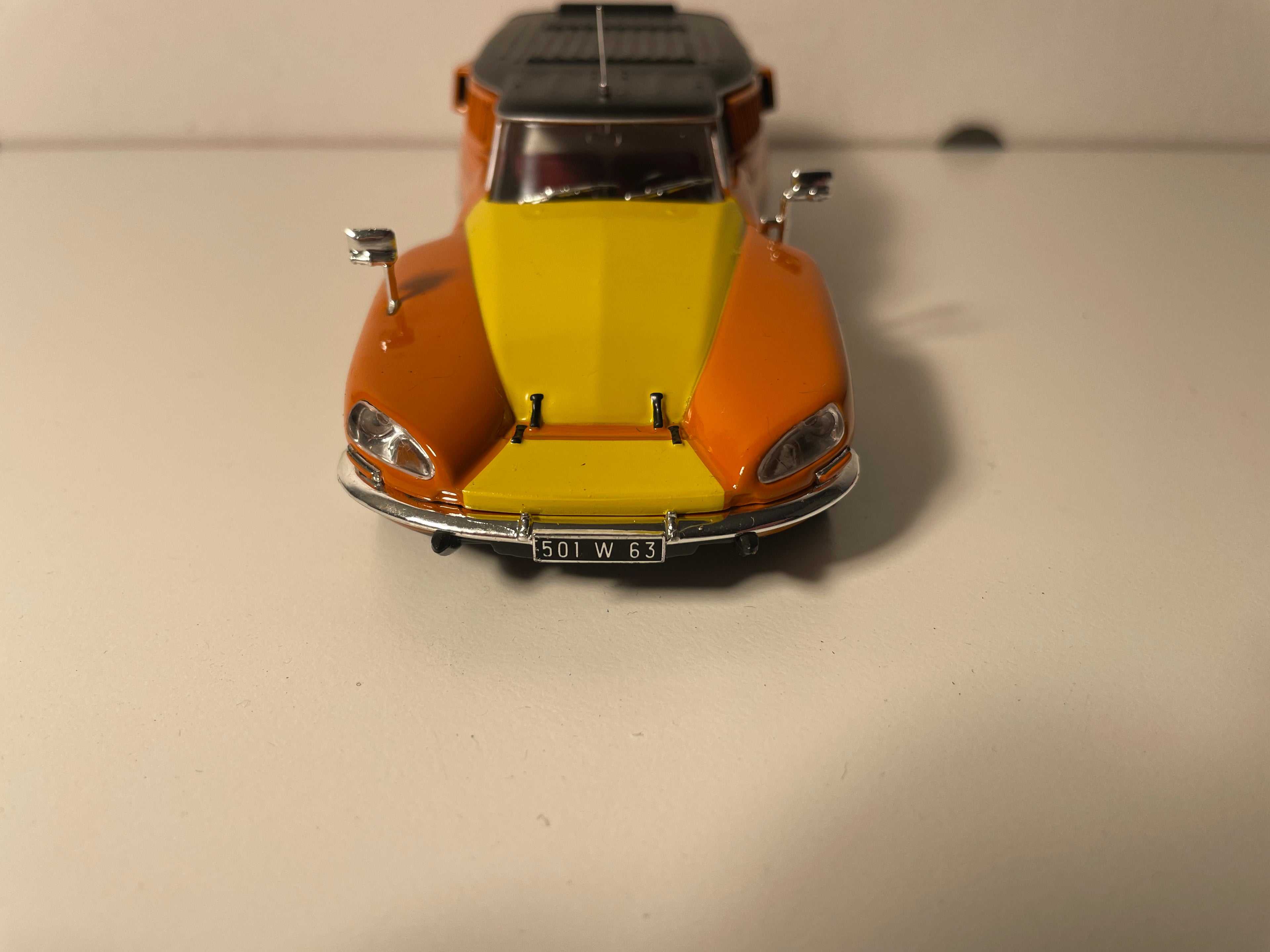 Citroën DS 1000 orange and yellow MICHELIN legs