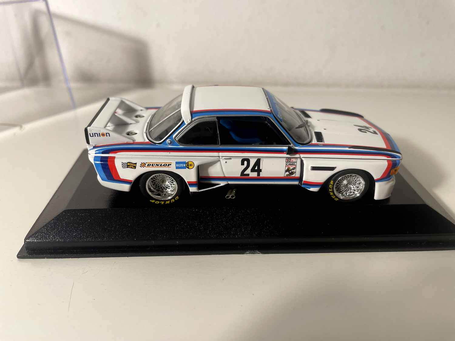 BMW 3.5 CSL IMSA biała, niebieska i czerwona numer 24 - 6 godzin Riverside (Kalifornia) - MINICHAMPS