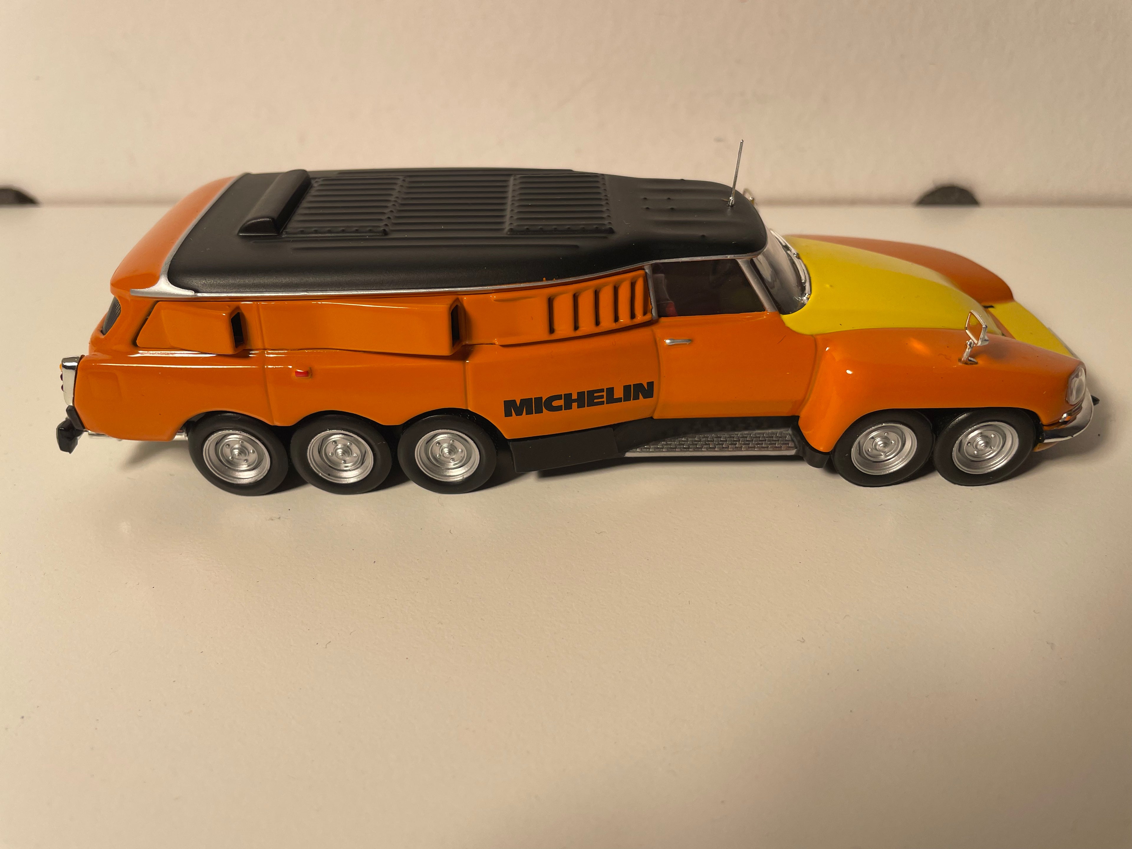 Citroën DS 1000 orange and yellow MICHELIN legs