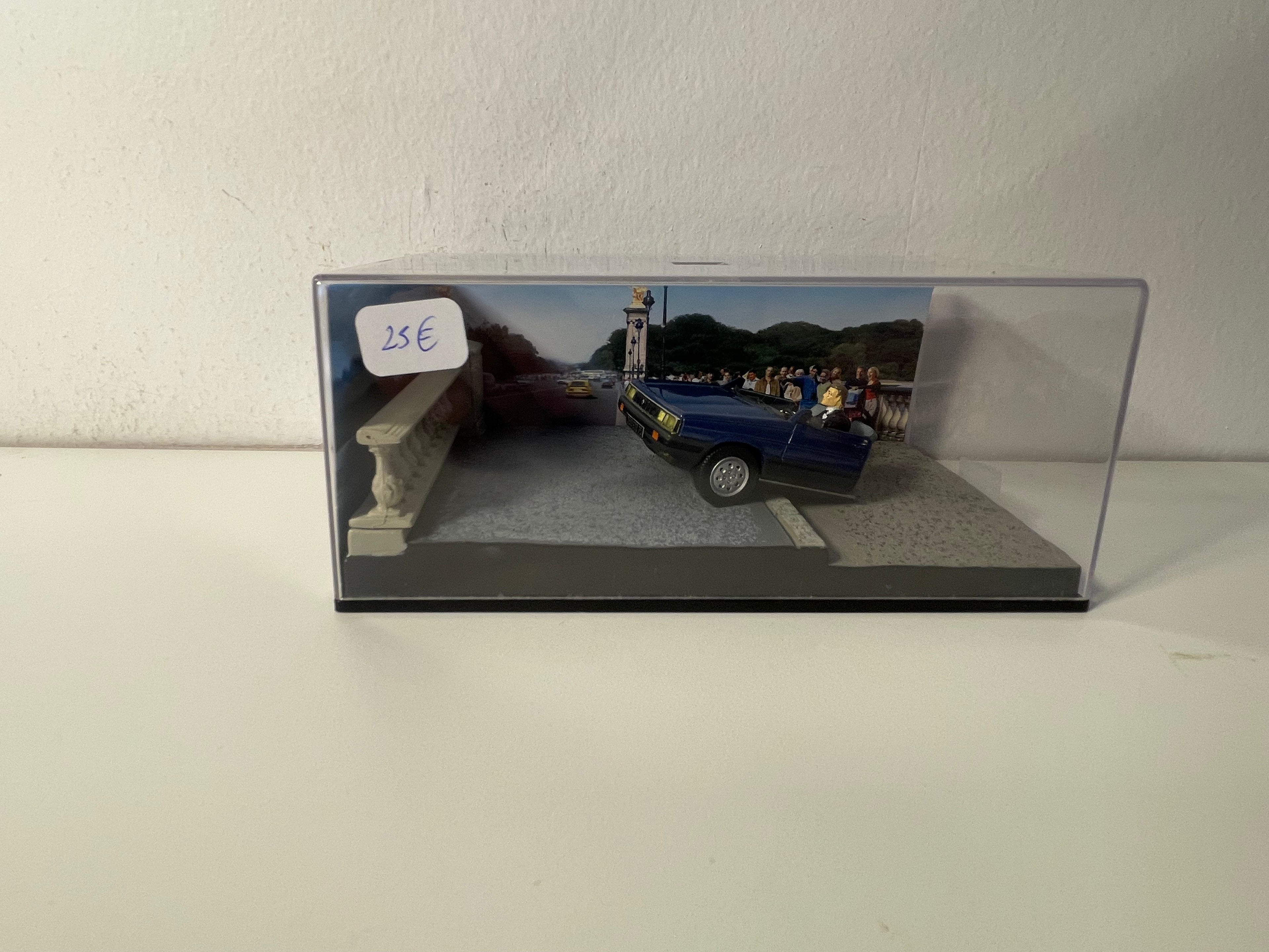 Renault 11 blo Taxi coupé an zwee - JAMES BOND - DANGEREUSEMENT VOTRE (E Bléck op e Mord)