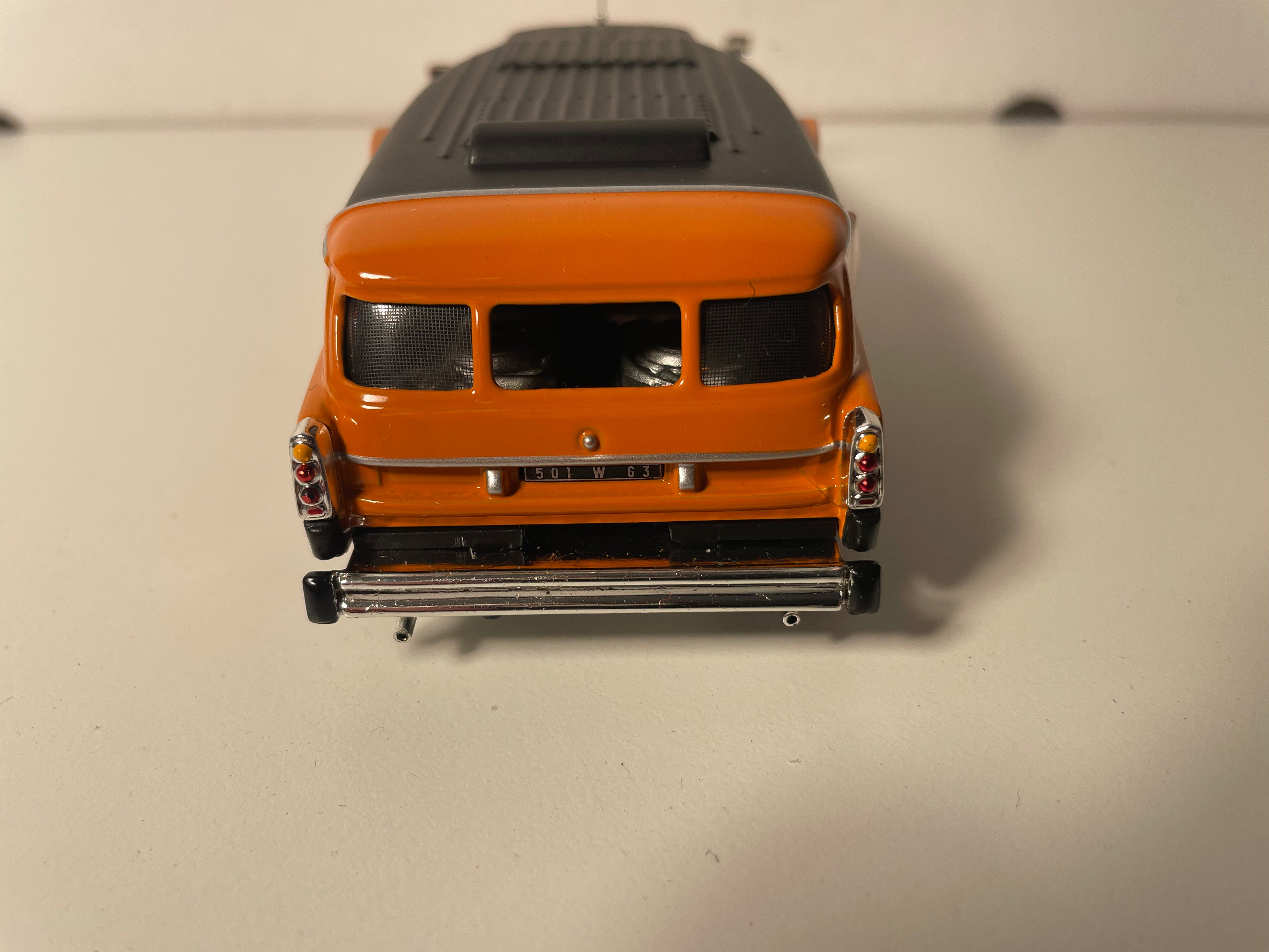 Citroën DS 1000 orange and yellow MICHELIN legs