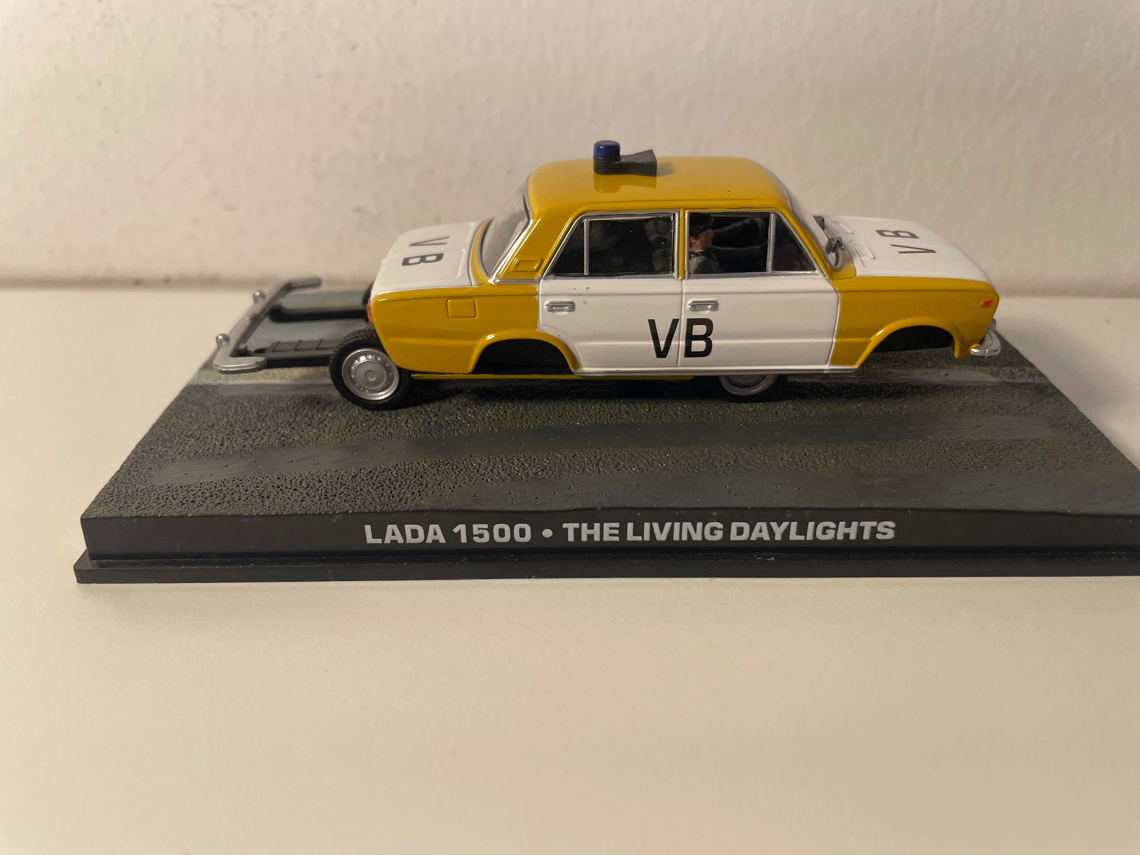 Lada 1500 - JAMES BOND - MATAR NO ES JUEGO