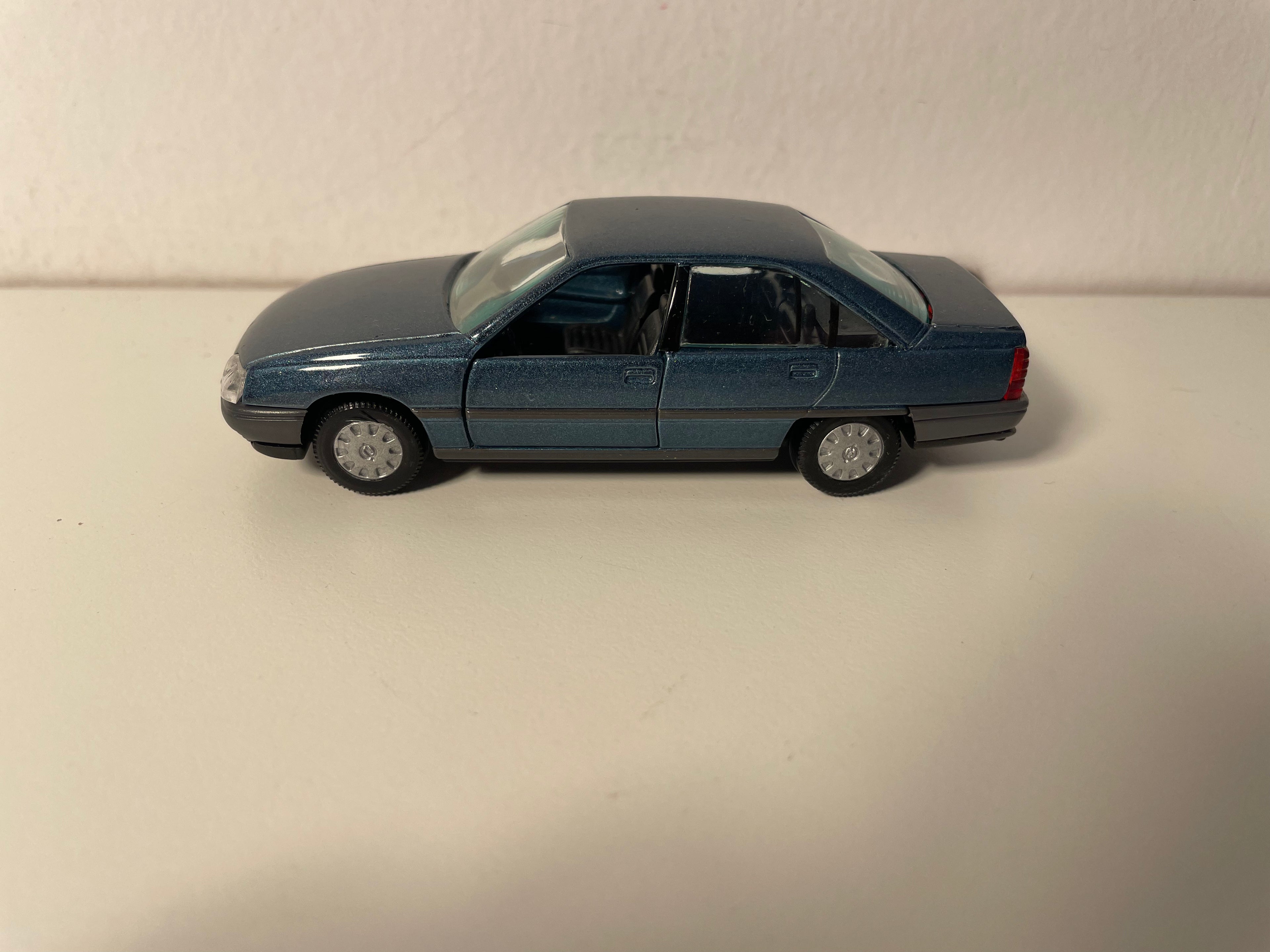 Opel Oméga bleue - collection GAMA mini référence 1130