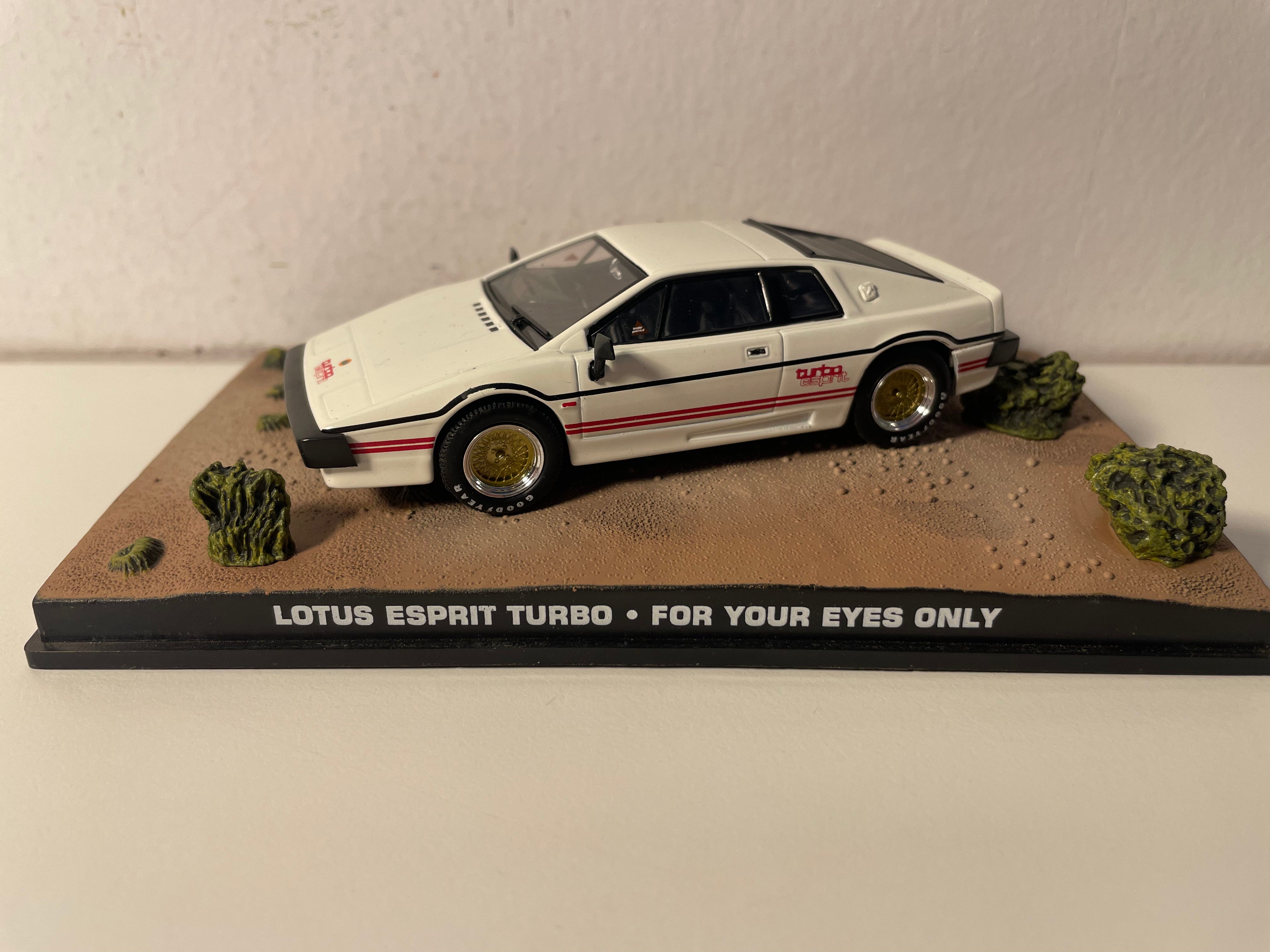 Lotus Esprit Turbo White with Red Stripes - JAMES BOND - FOR YOUR EYES ONLY