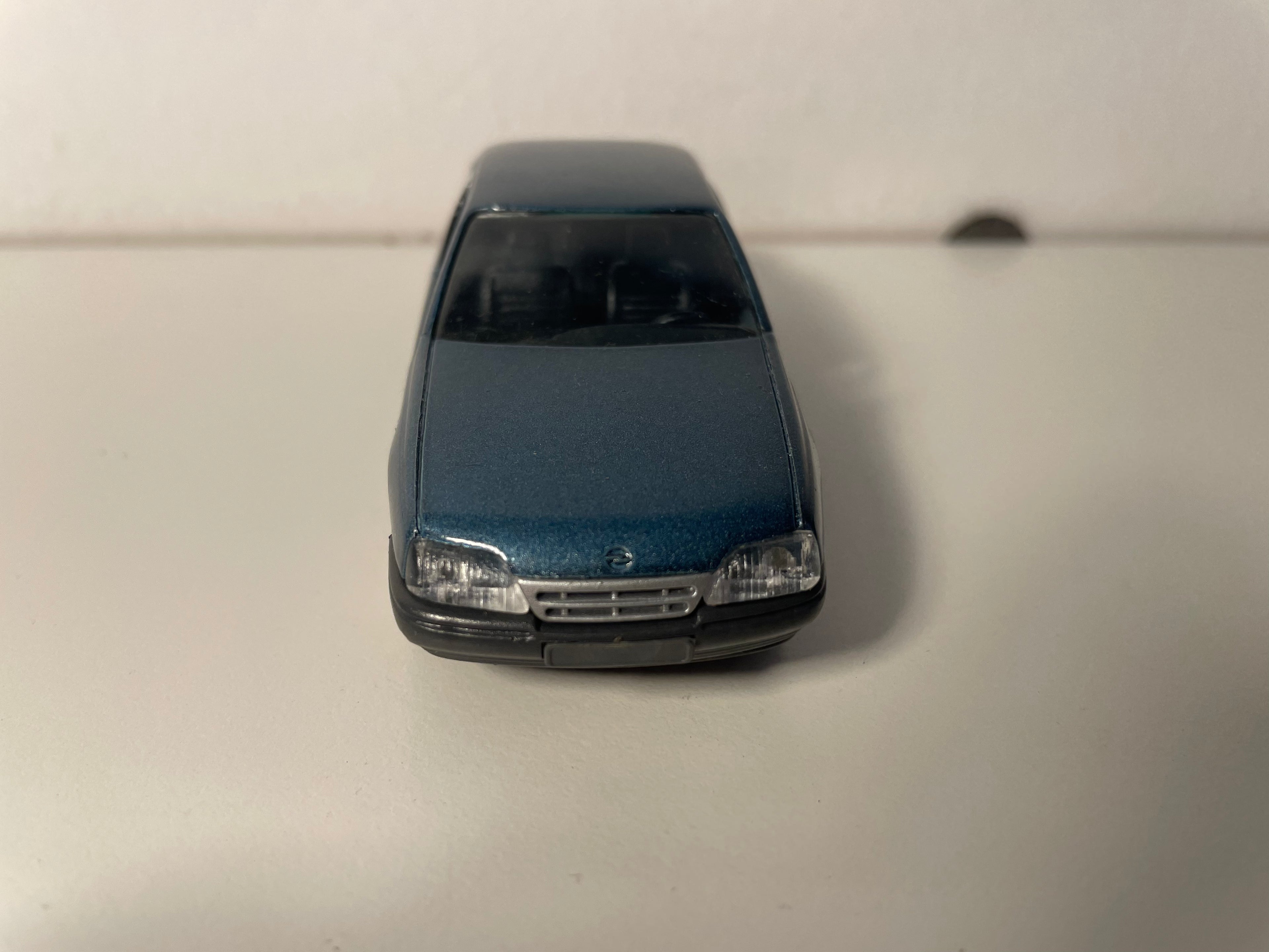 Opel Oméga bleue - collection GAMA mini référence 1130