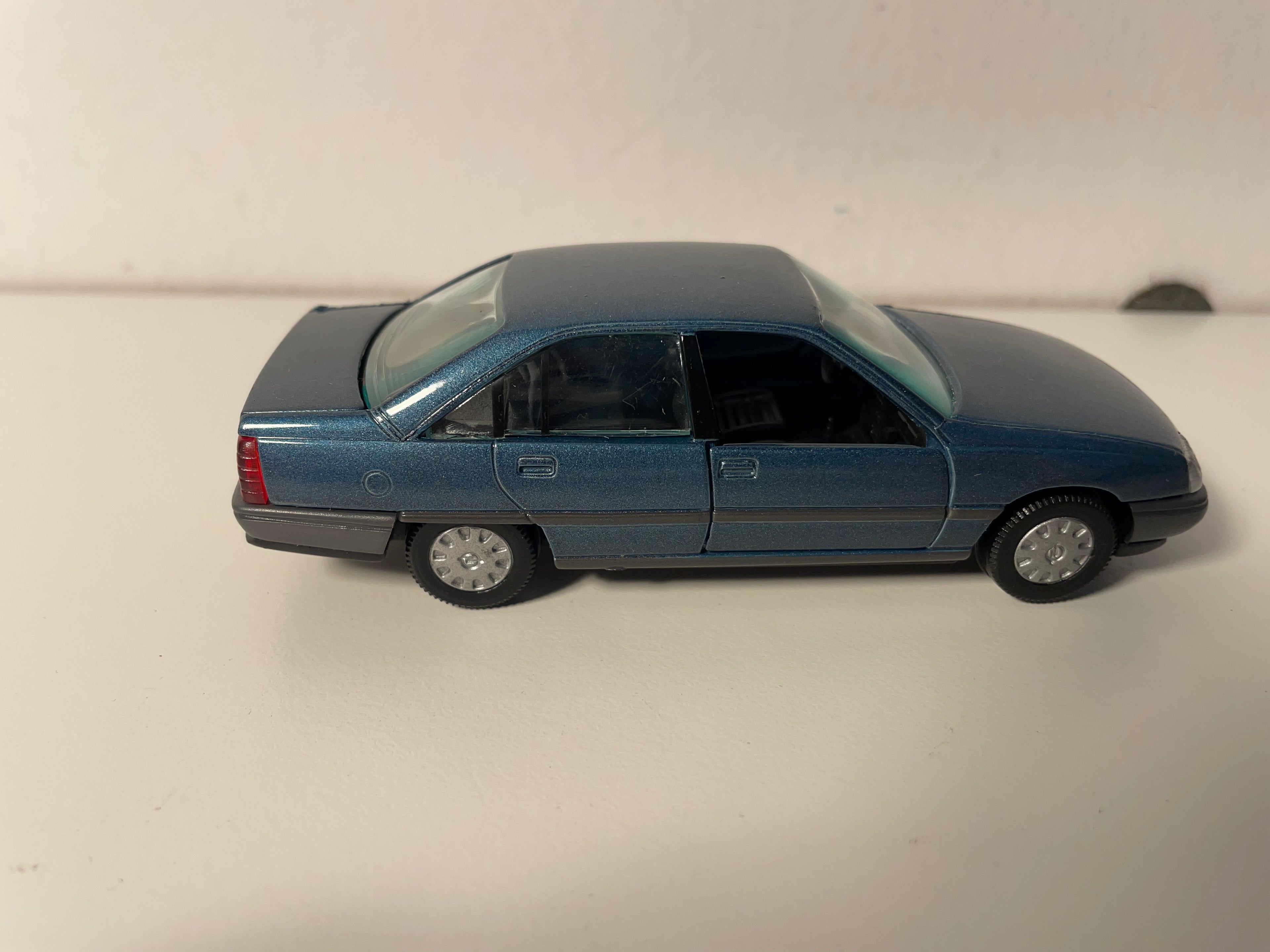 Opel Oméga bleue - collection GAMA mini référence 1130