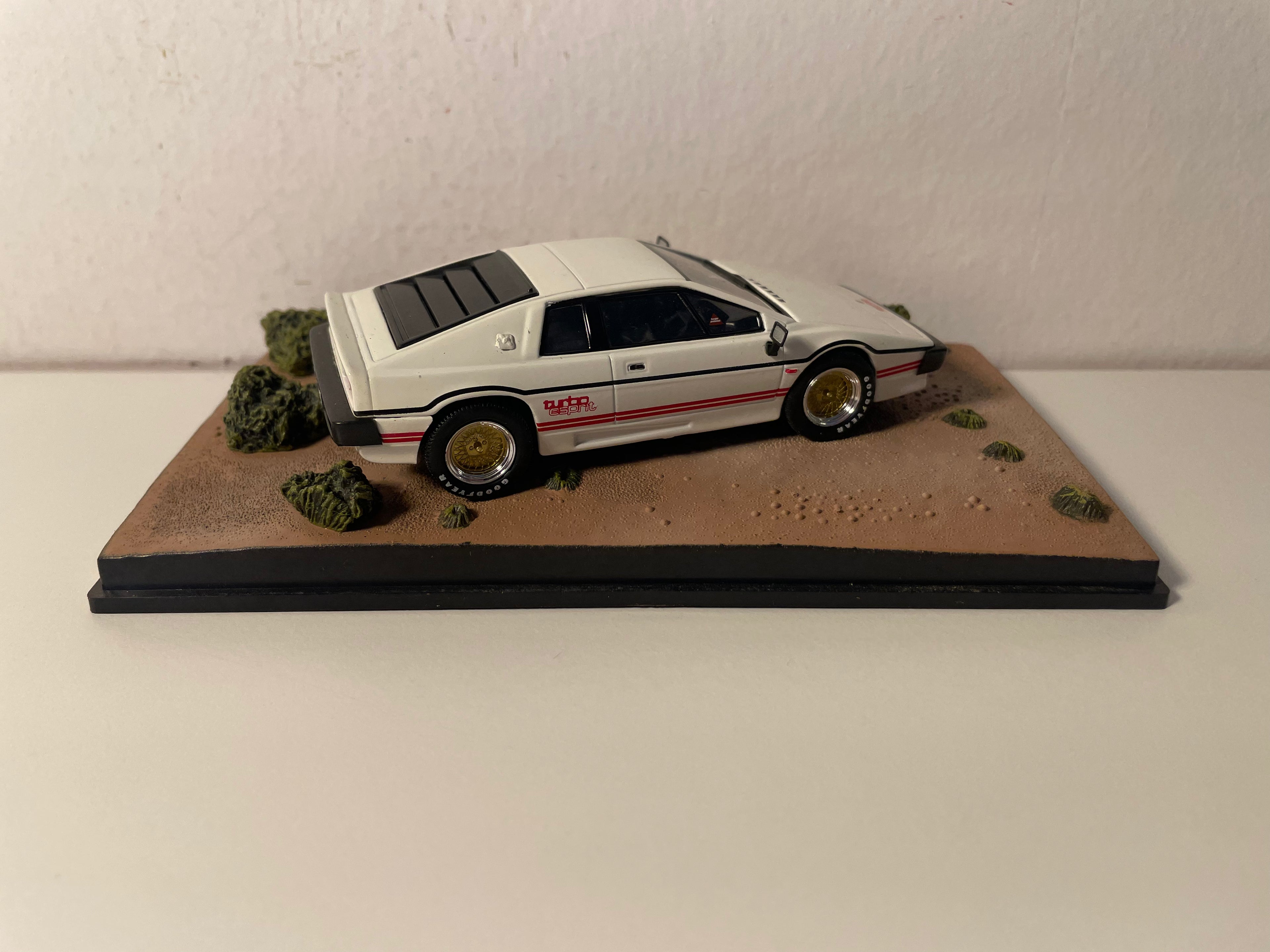 Lotus Esprit Turbo White with Red Stripes - JAMES BOND - FOR YOUR EYES ONLY