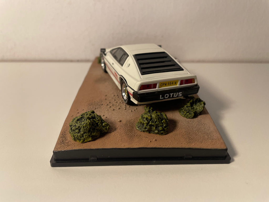 Lotus Esprit Turbo blanche et liserets rouges - JAMES BOND - RIEN QUE POUR VOS YEUX - (For your eyes only)