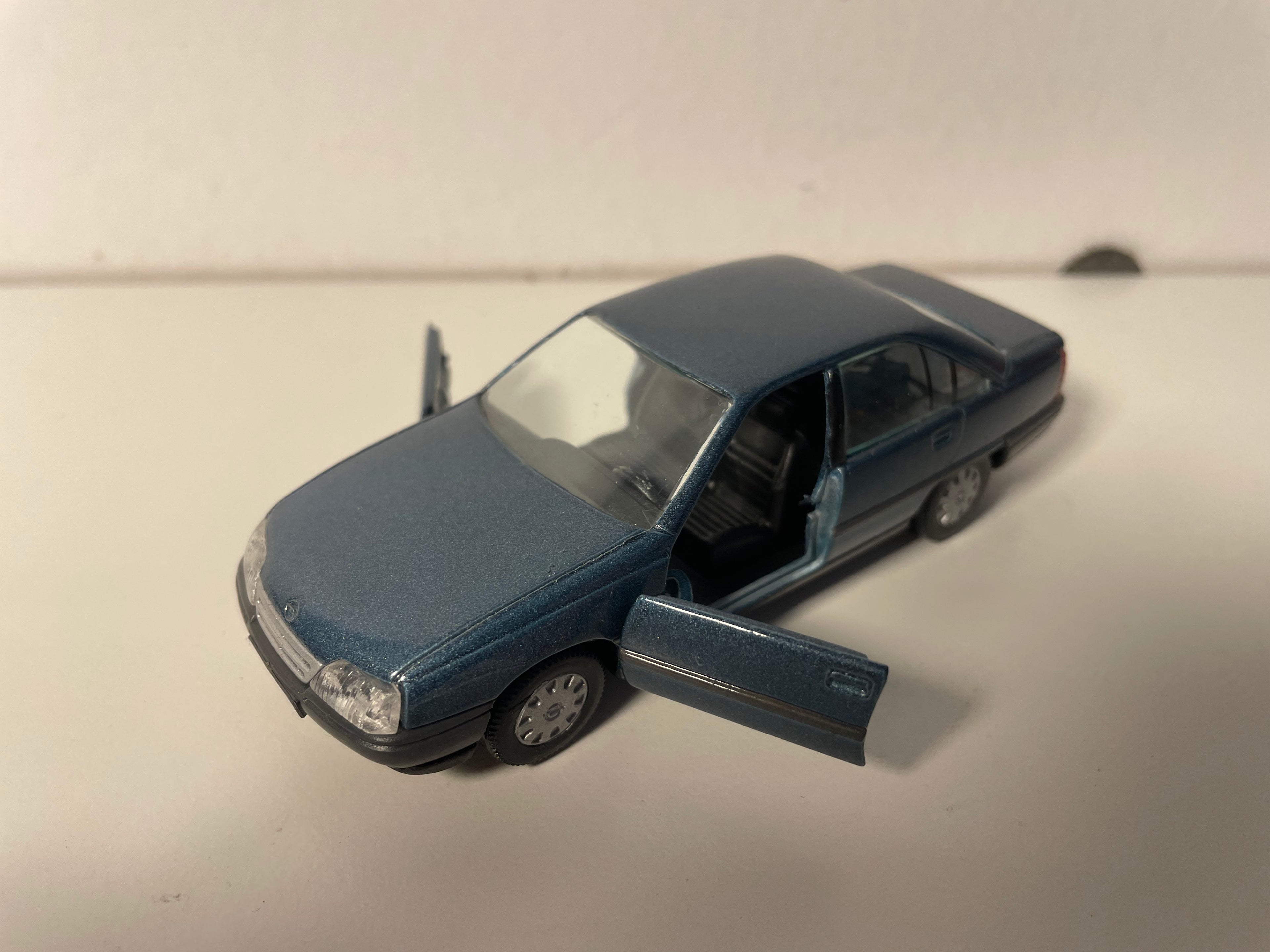Opel Oméga bleue - collection GAMA mini référence 1130