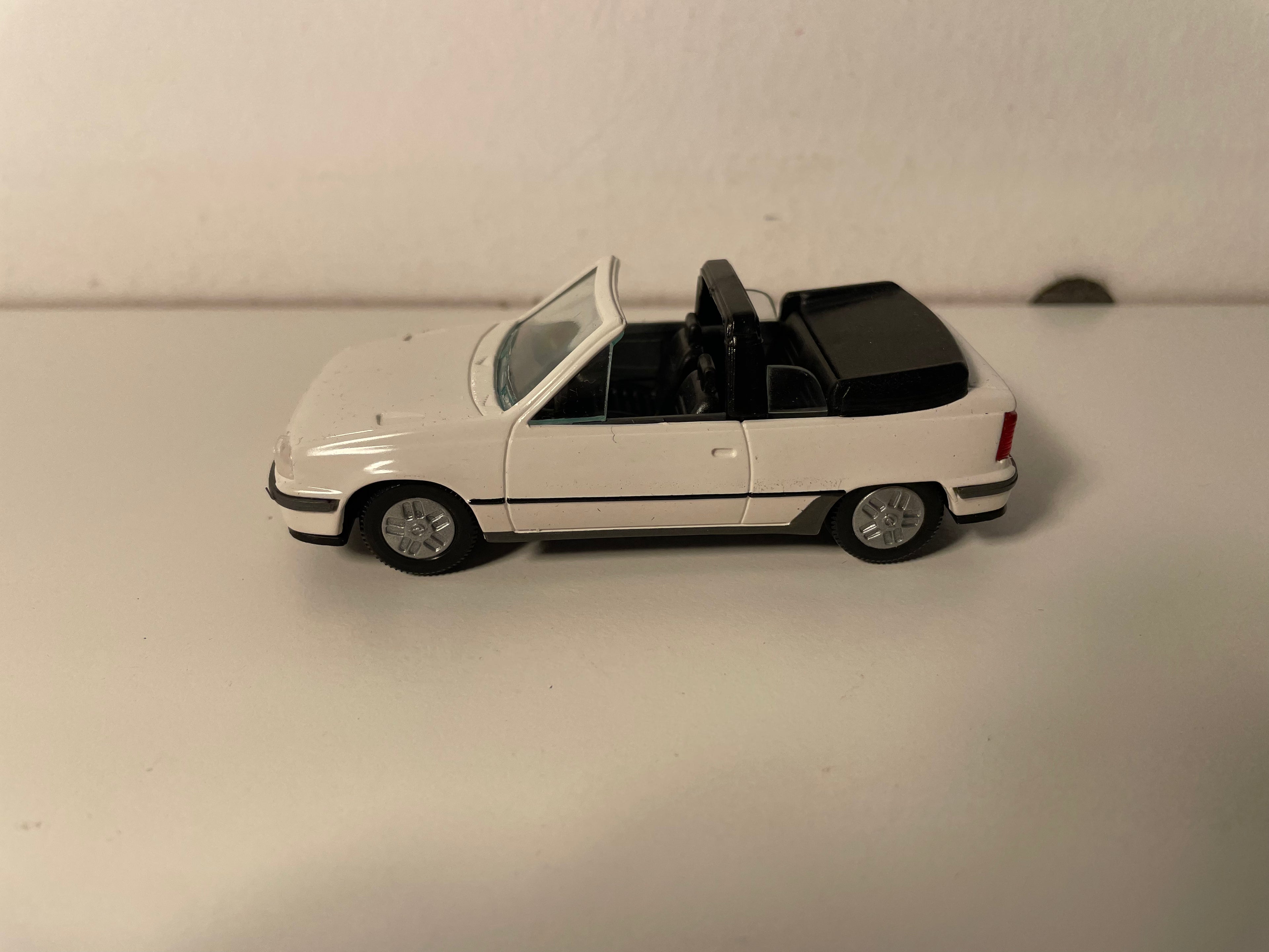 Opel Kadett GSI Cabrio blanche (blanc cassé) - collection GAMA mini référence 1135